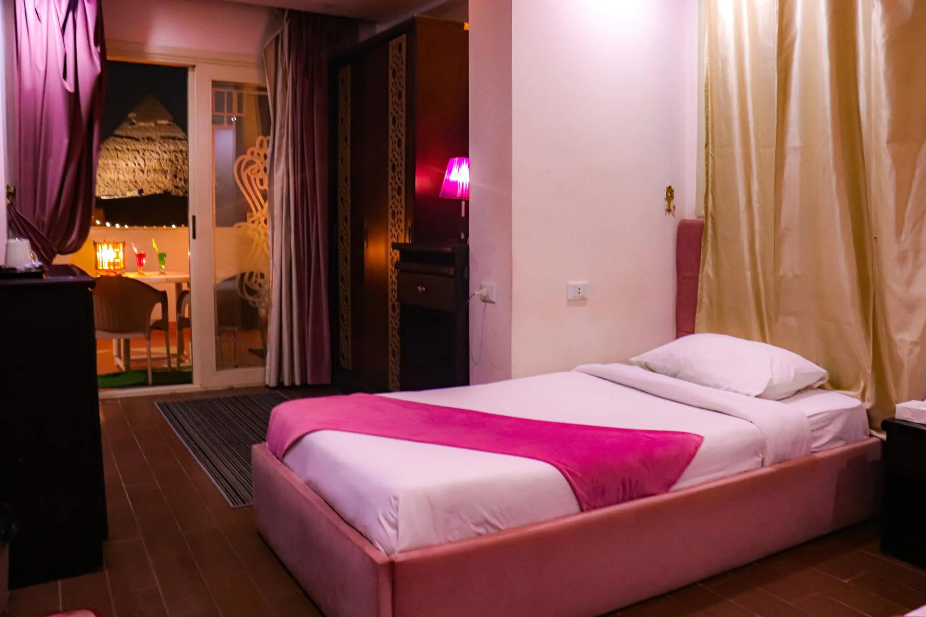 Bed in Golden Pyramids Inn