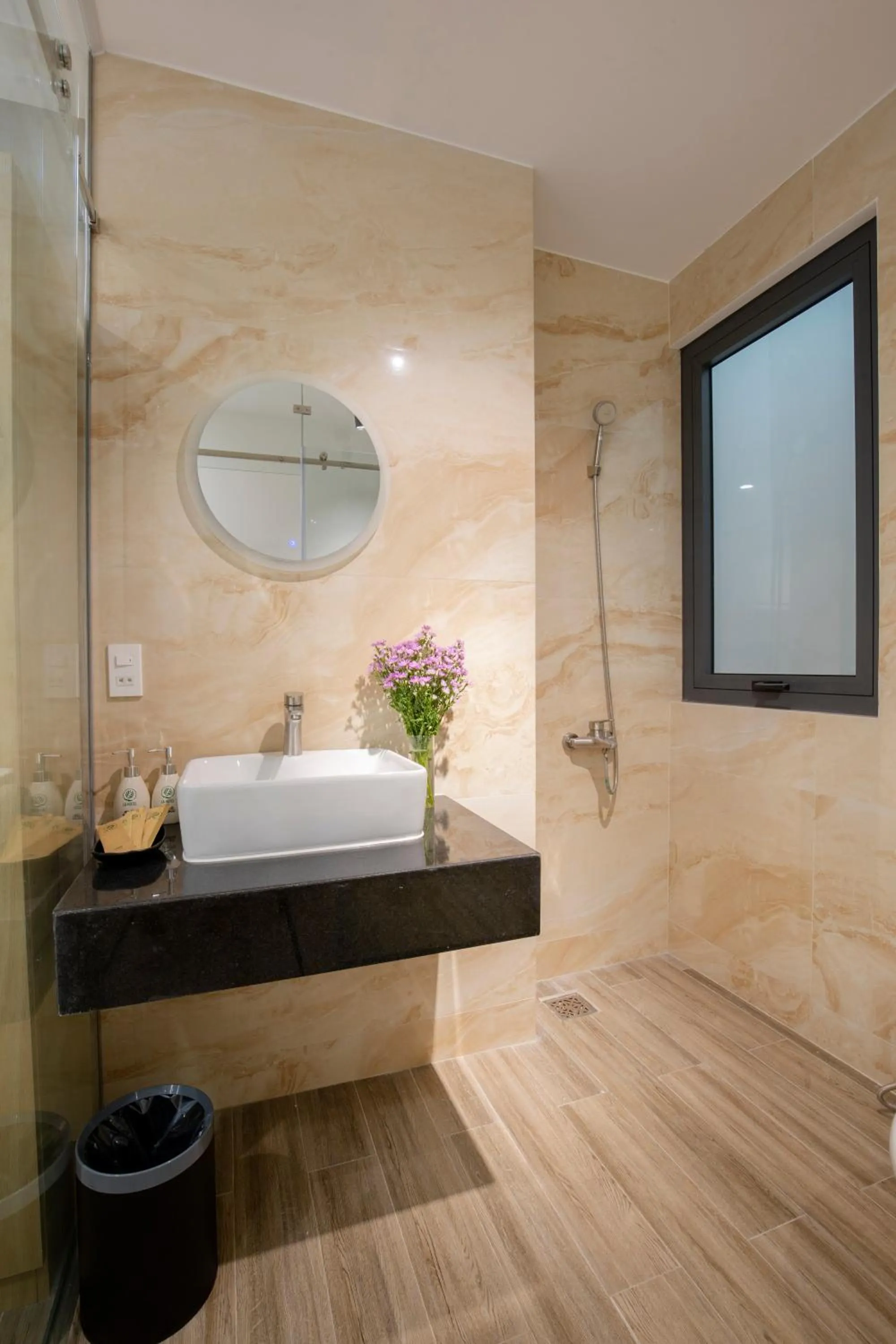 Bathroom in LÁ HOTEL RIVERSIDE