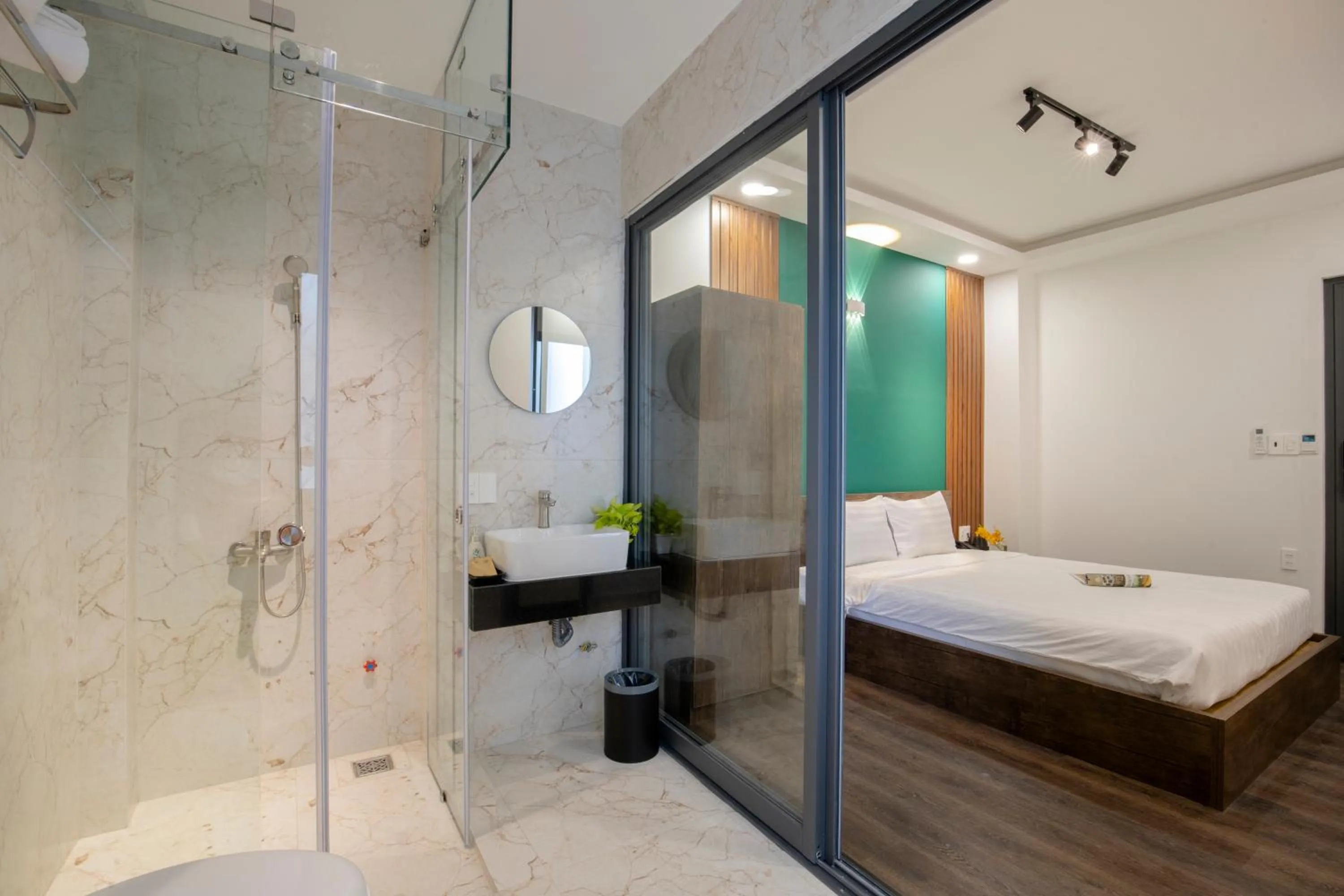 Bathroom, Bed in LÁ HOTEL RIVERSIDE