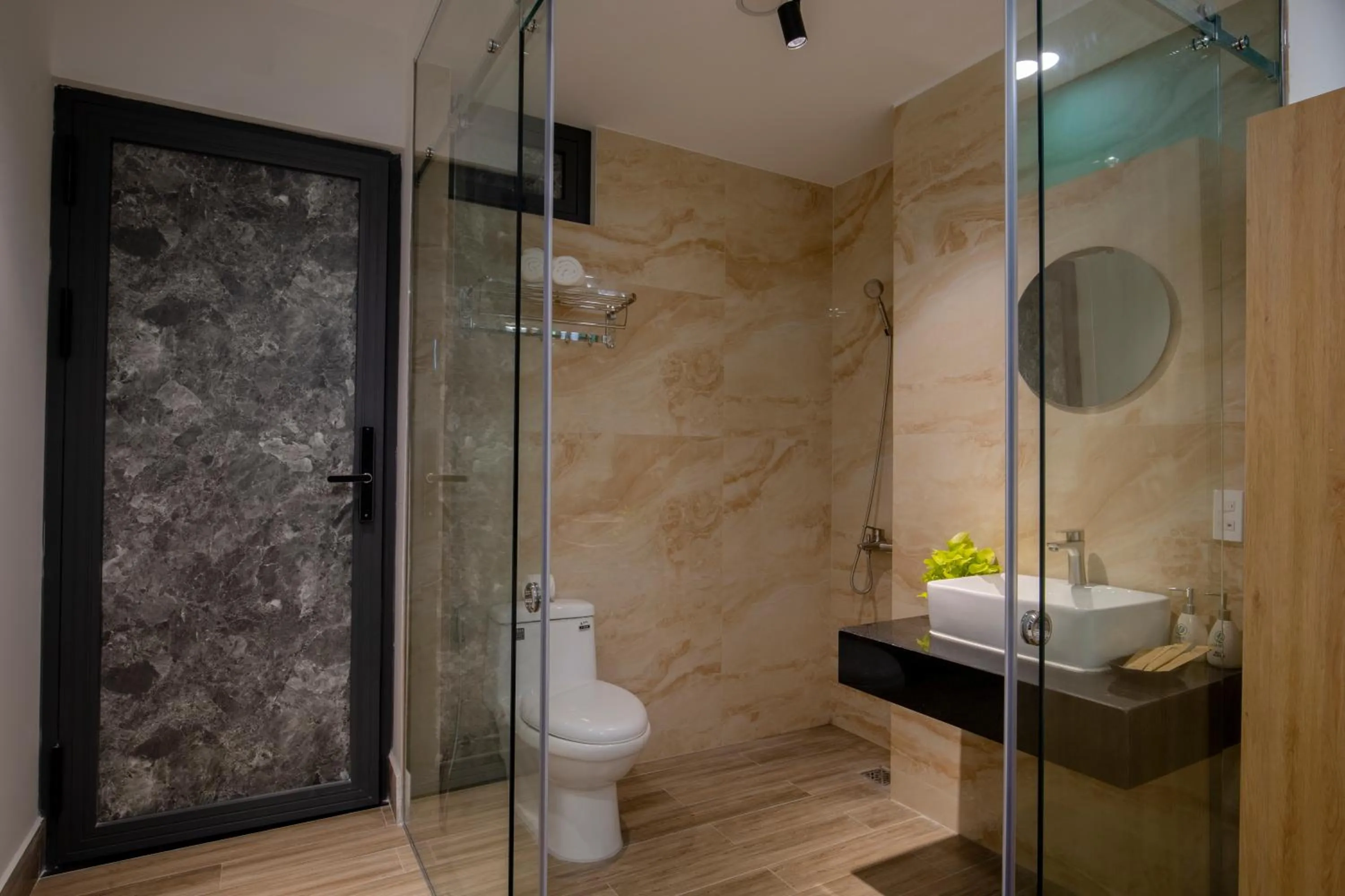 Bathroom in LÁ HOTEL RIVERSIDE