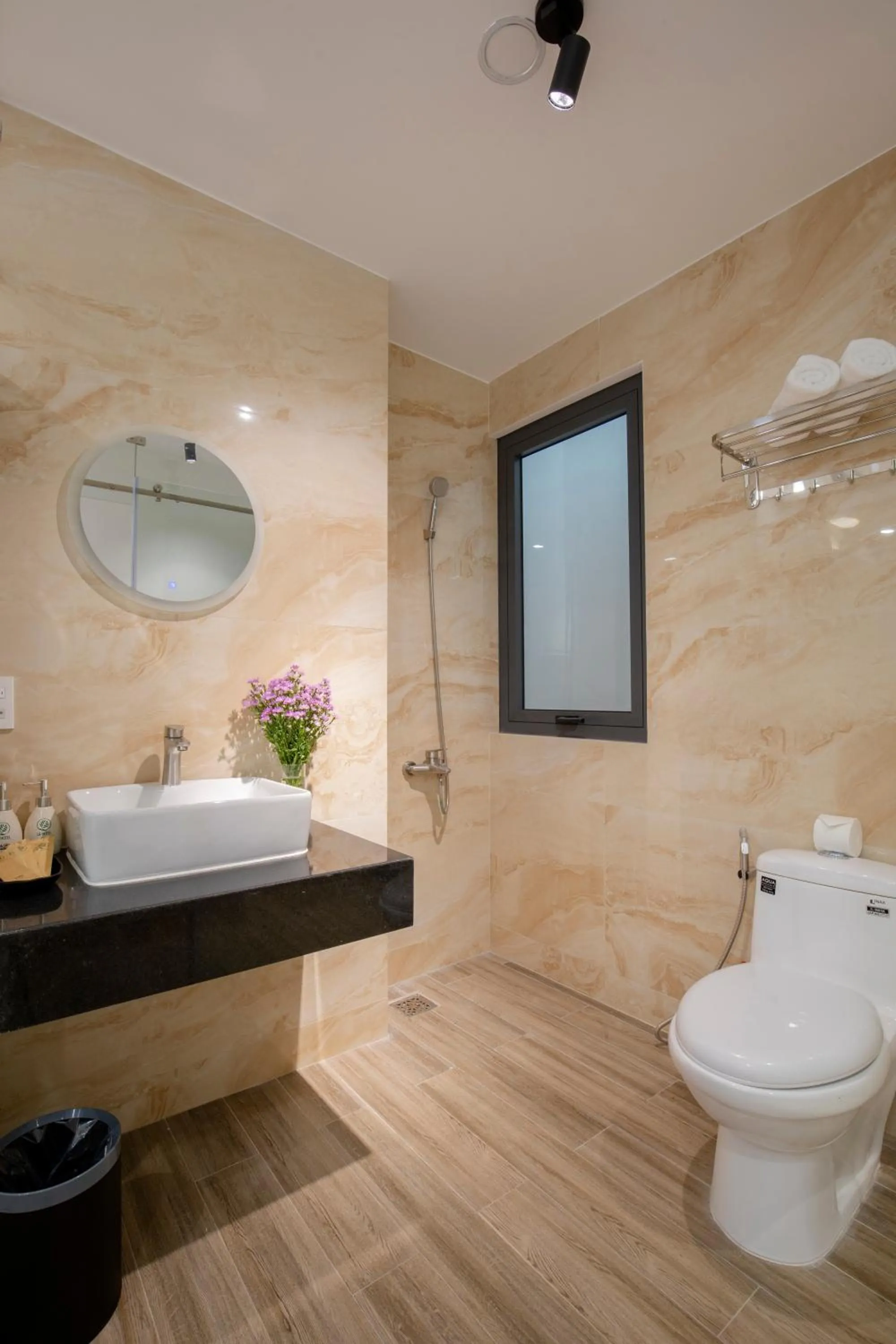 Bathroom in LÁ HOTEL RIVERSIDE