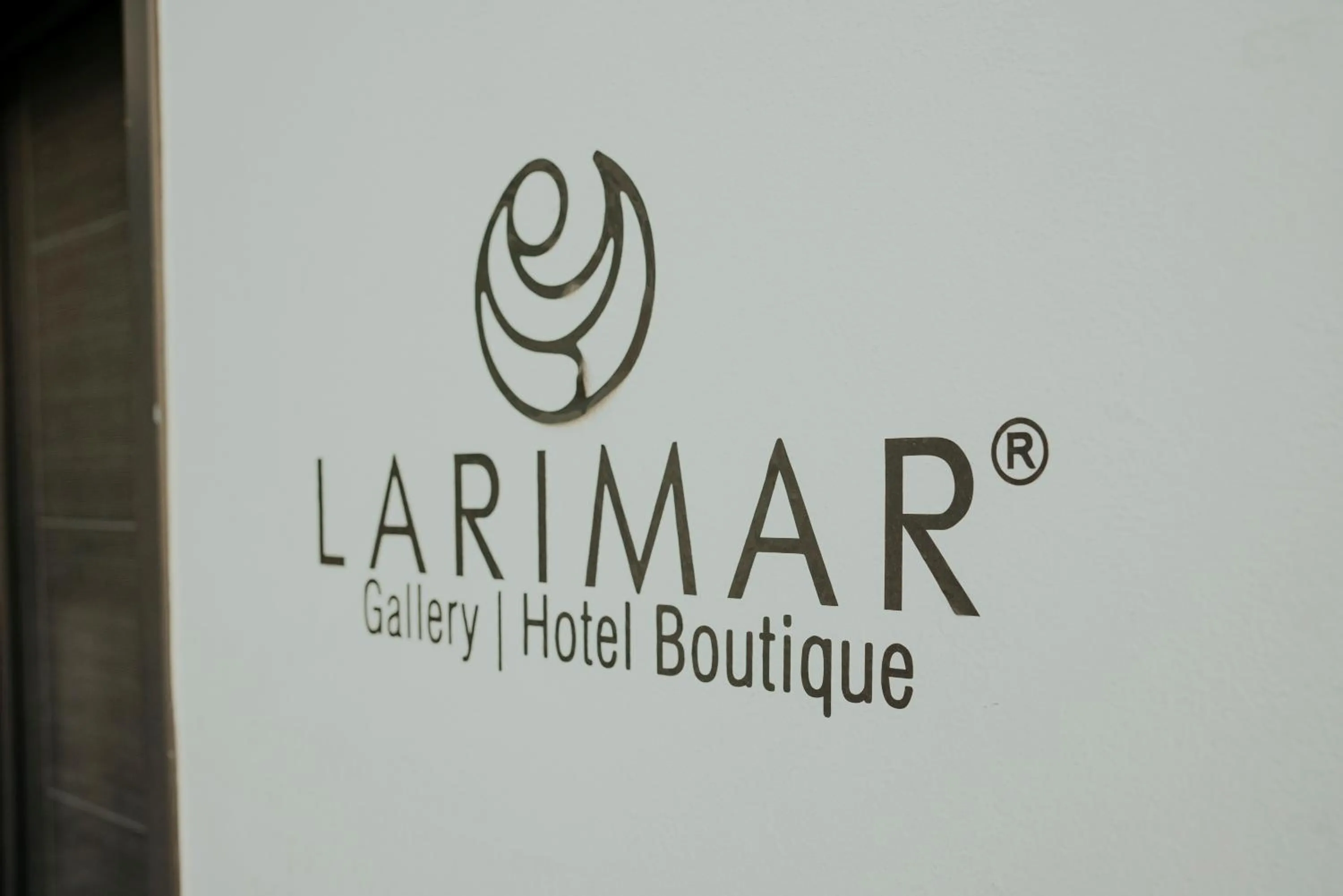 Logo/Certificate/Sign in LARIMAR Gallery y Hotel Boutique