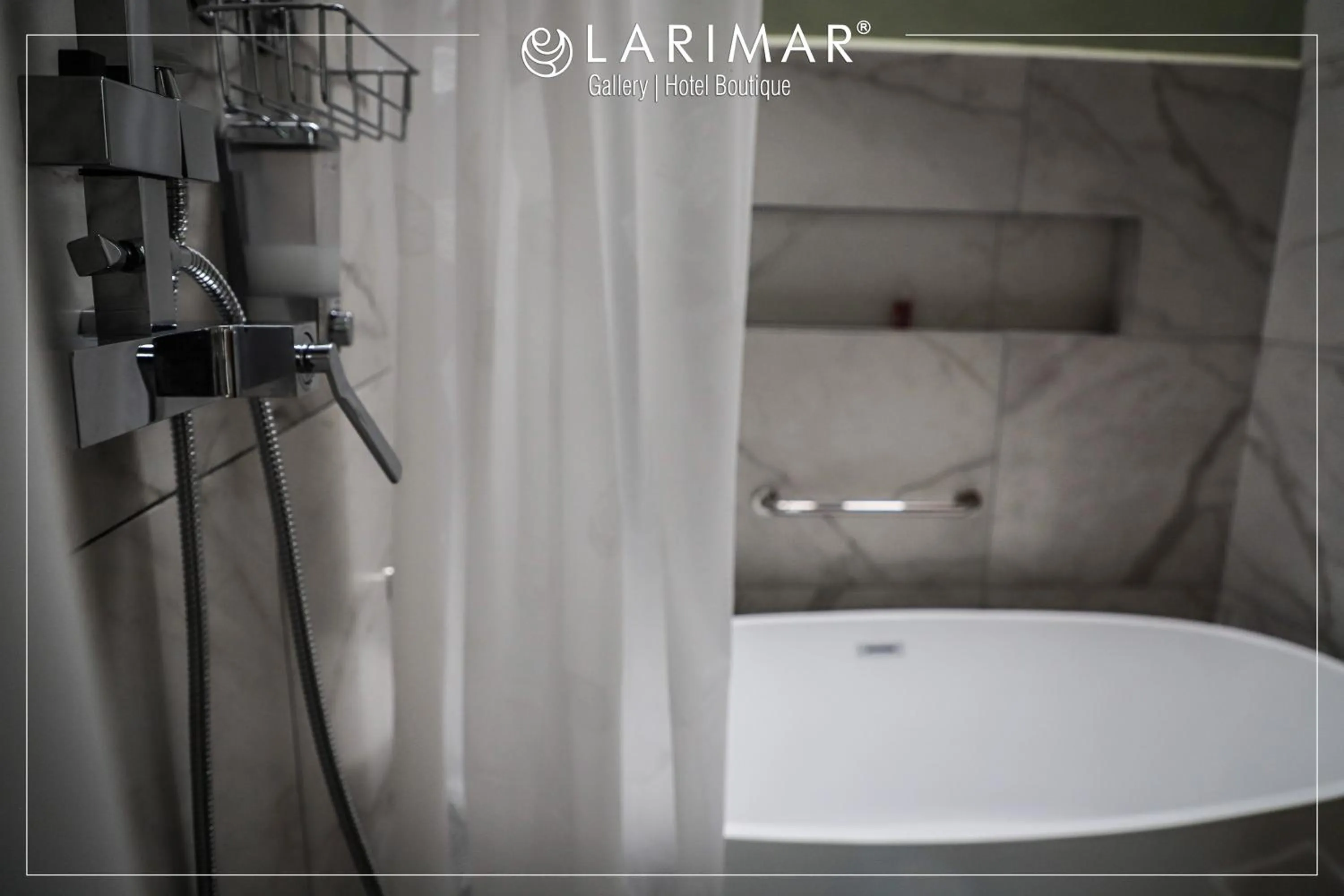 Shower in LARIMAR Gallery y Hotel Boutique