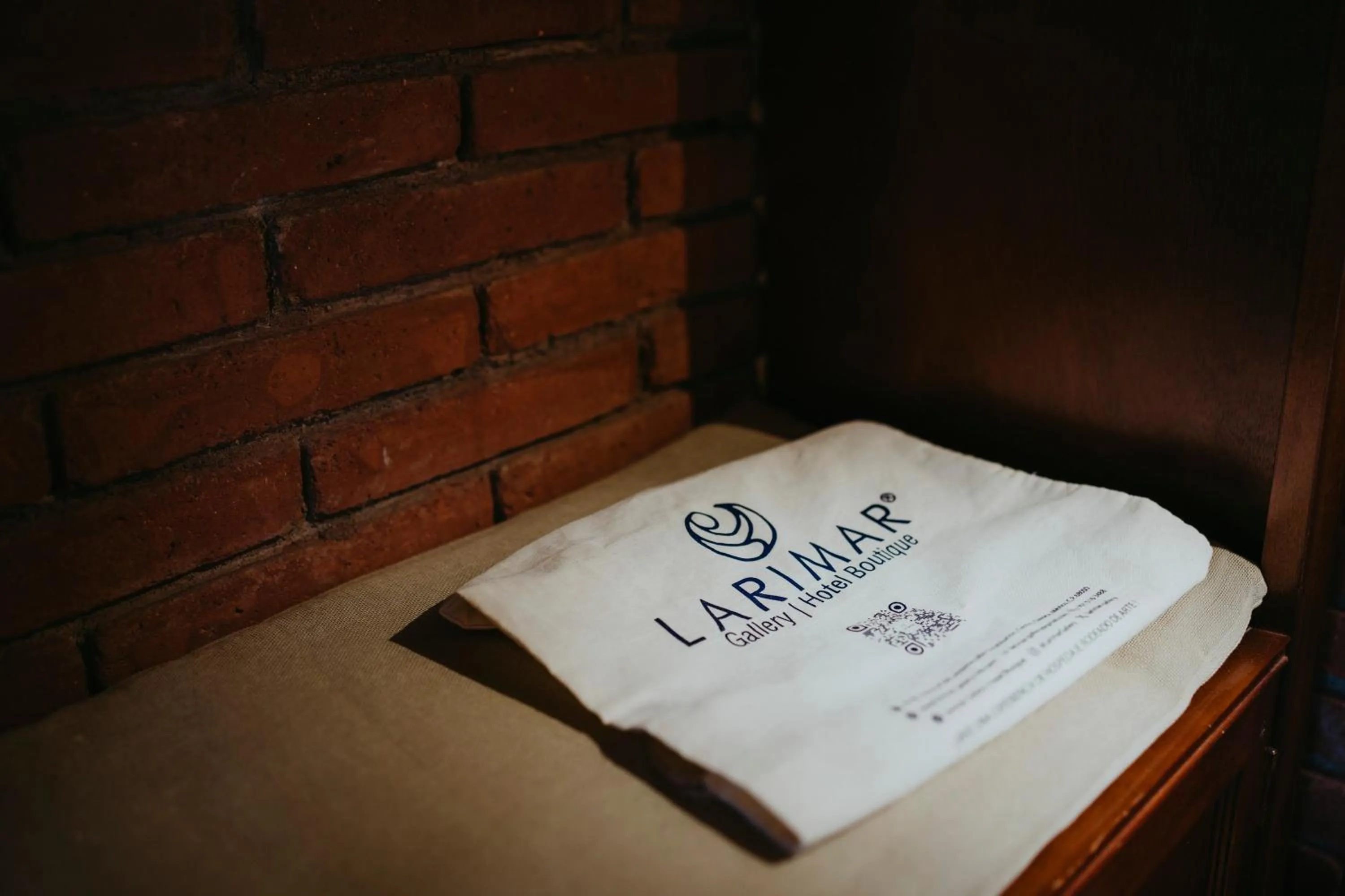 Logo/Certificate/Sign in LARIMAR Gallery y Hotel Boutique