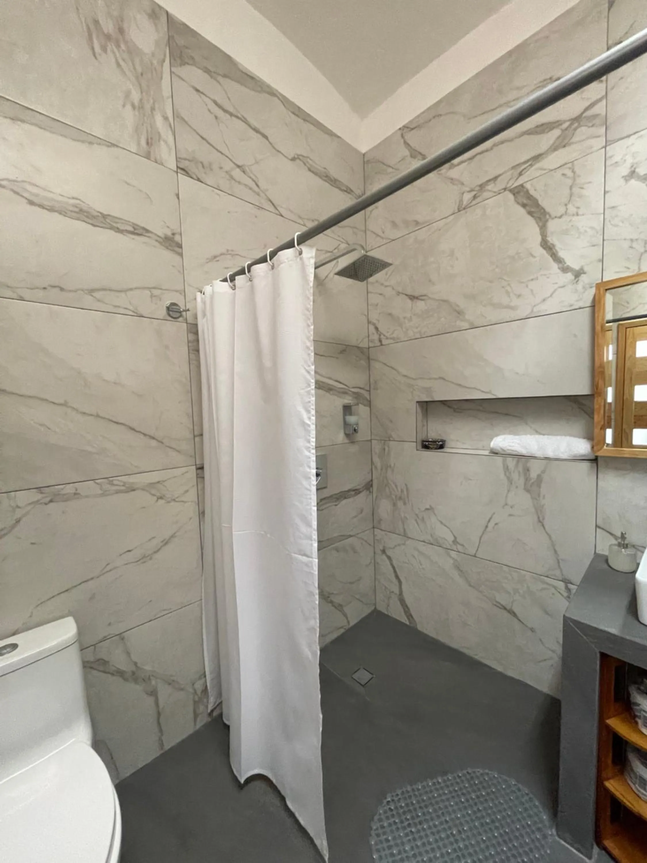 Shower in LARIMAR Gallery y Hotel Boutique