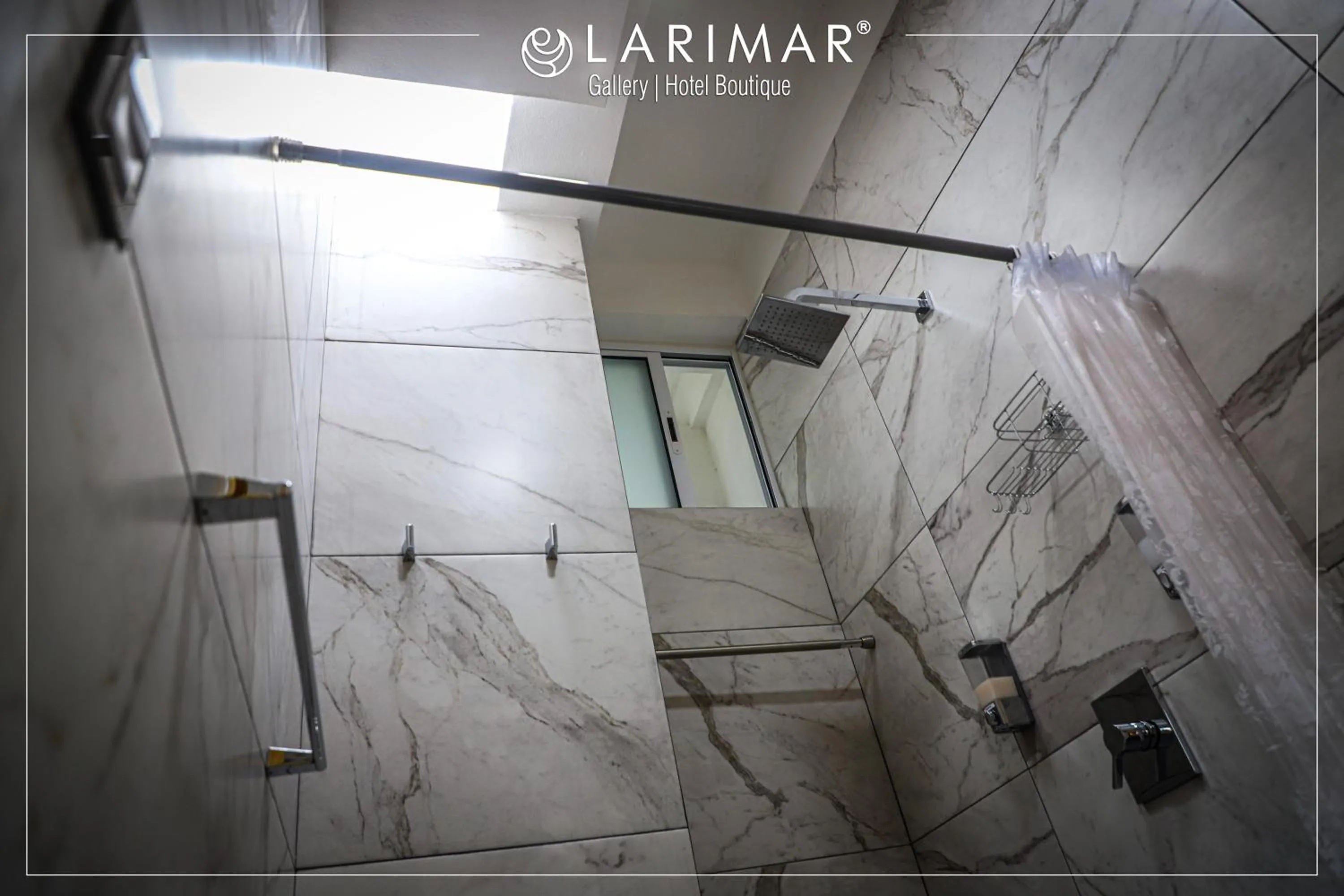 Shower in LARIMAR Gallery y Hotel Boutique