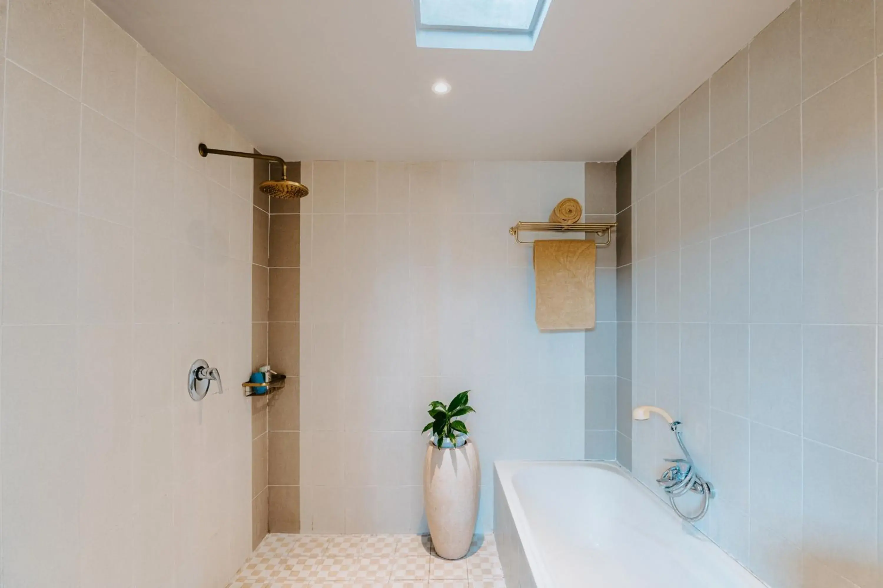 Bath in Lokasari Retreat Bath in Lokasari Retreat