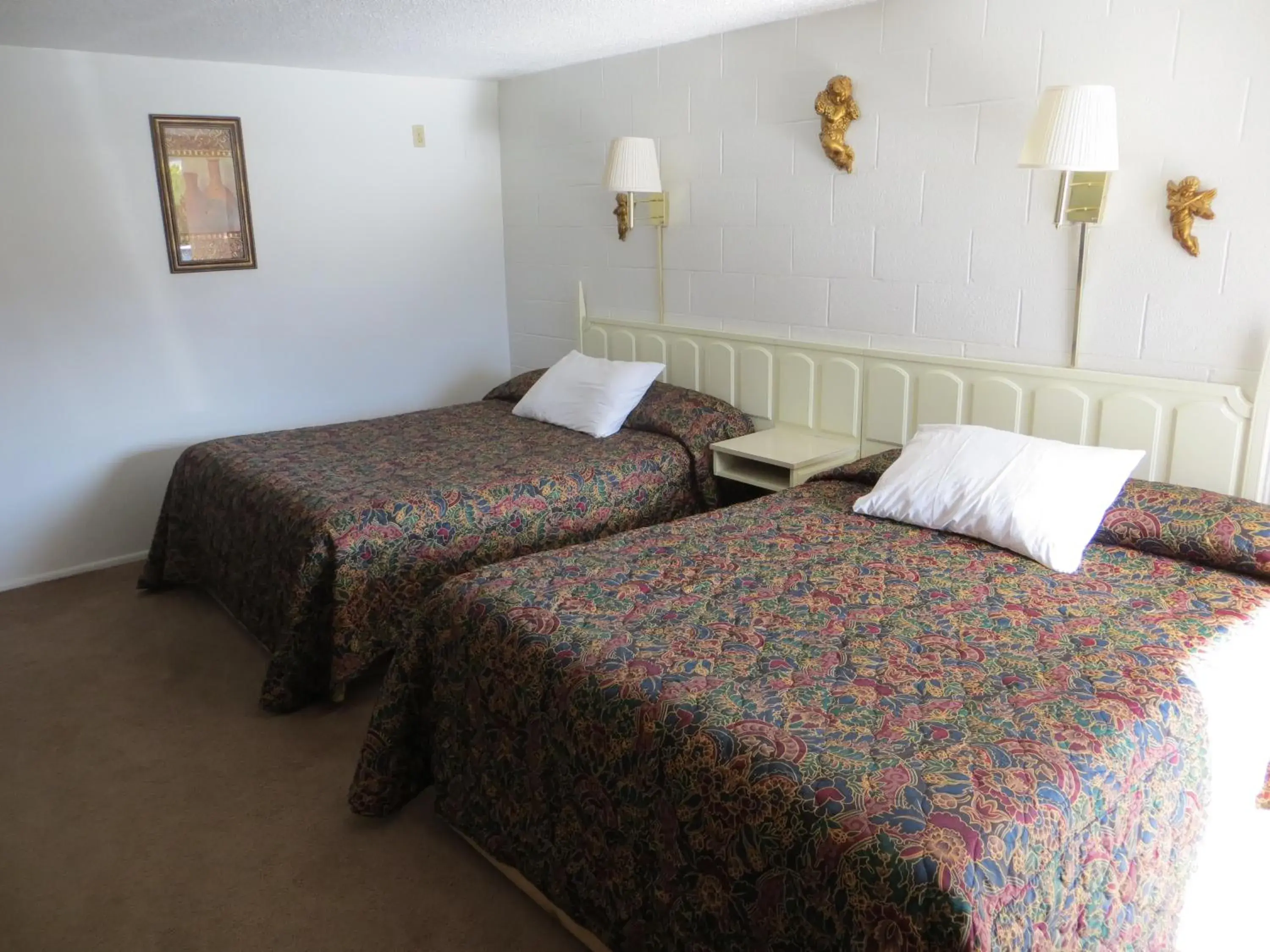 Queen Room with Two Queen Beds in Holiday Lodge Queen Room with Two Queen Beds in Holiday Lodge