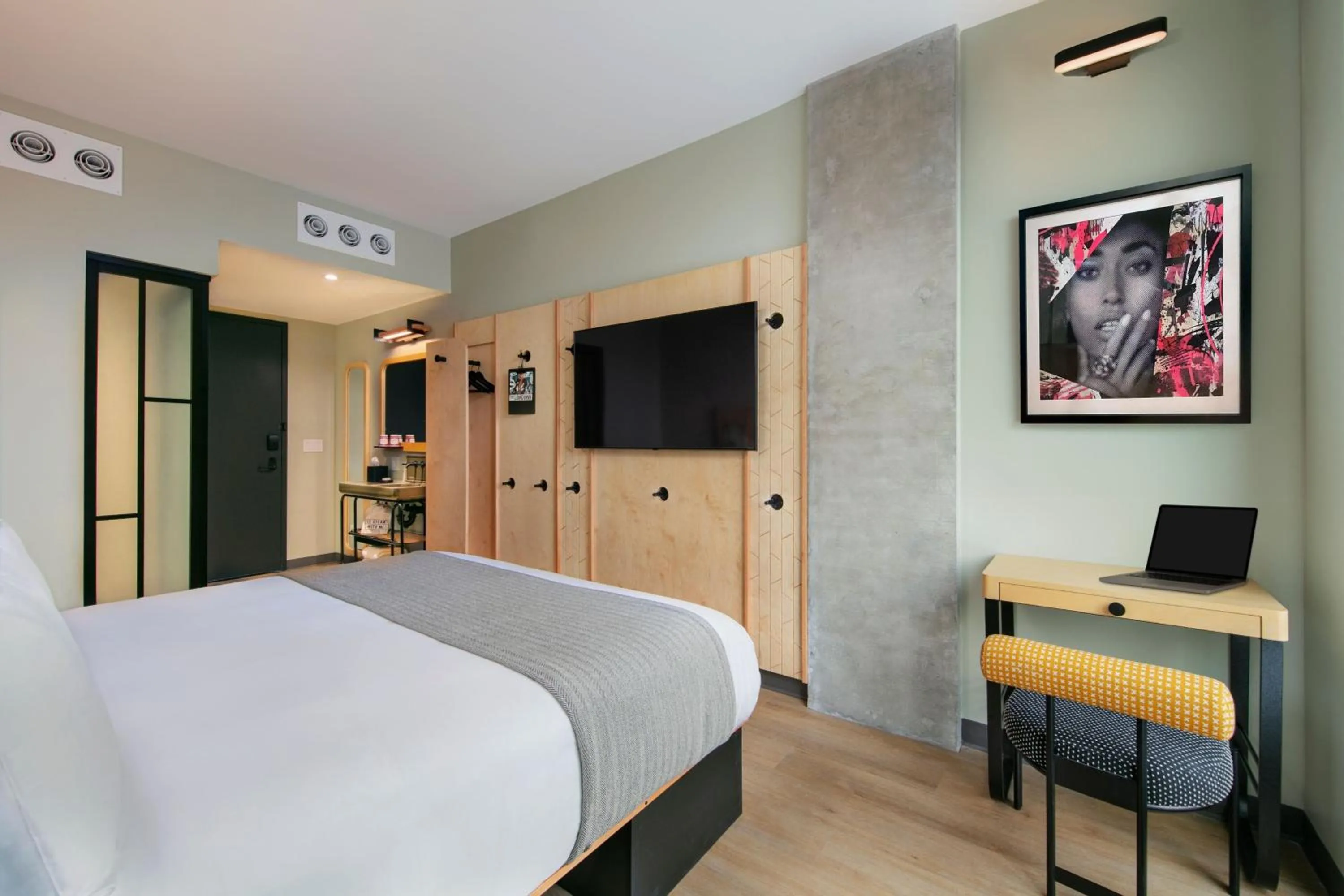 Photo of the whole room, Bed in Moxy Brooklyn Williamsburg