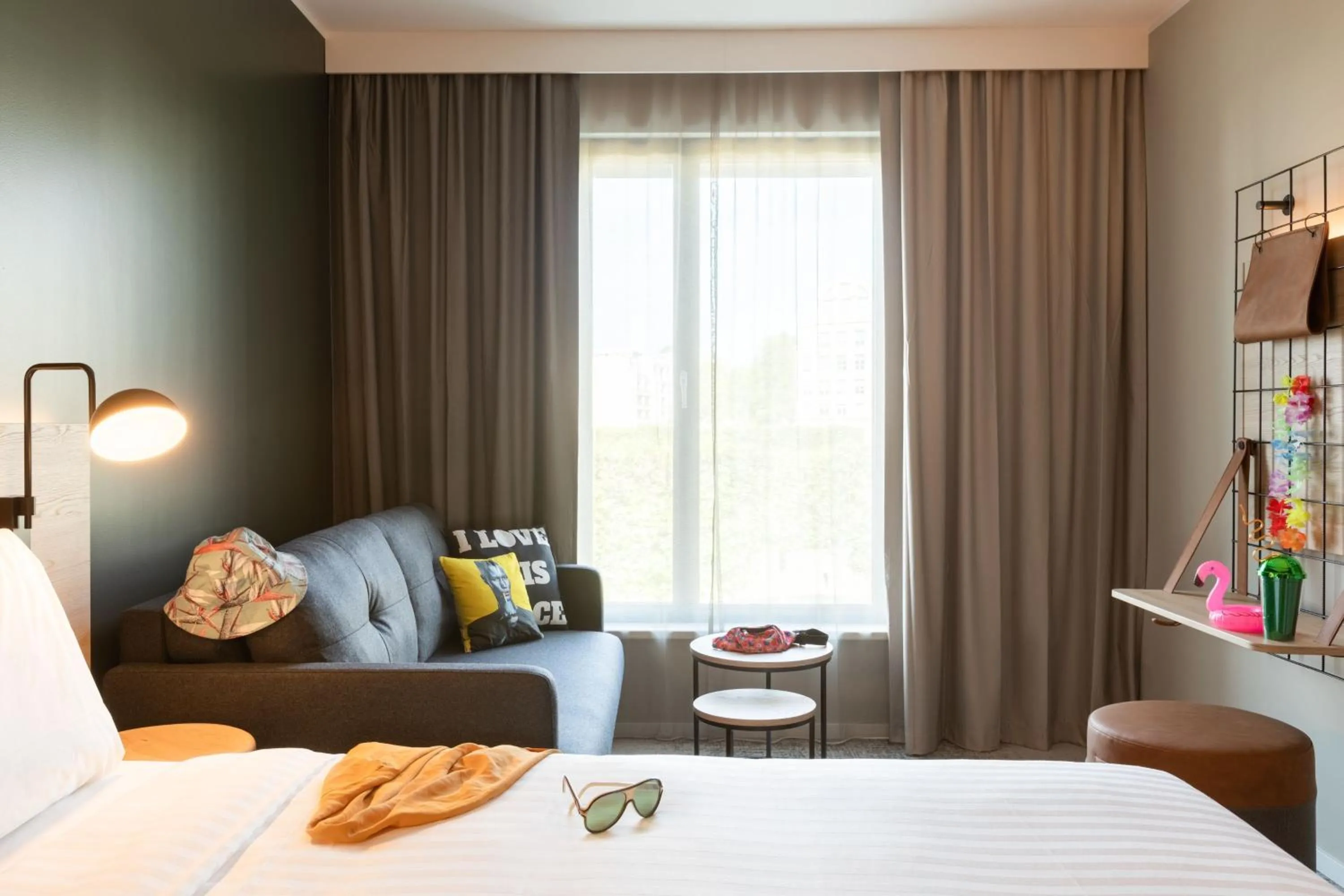 Photo of the whole room, Bed in Moxy Paris Val d'Europe