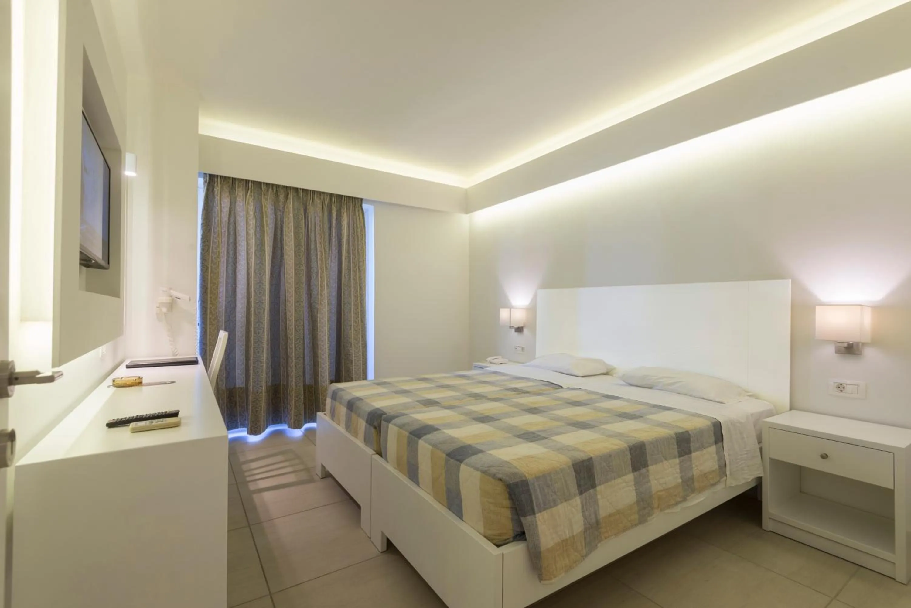 Photo of the whole room in SANDY BEACH