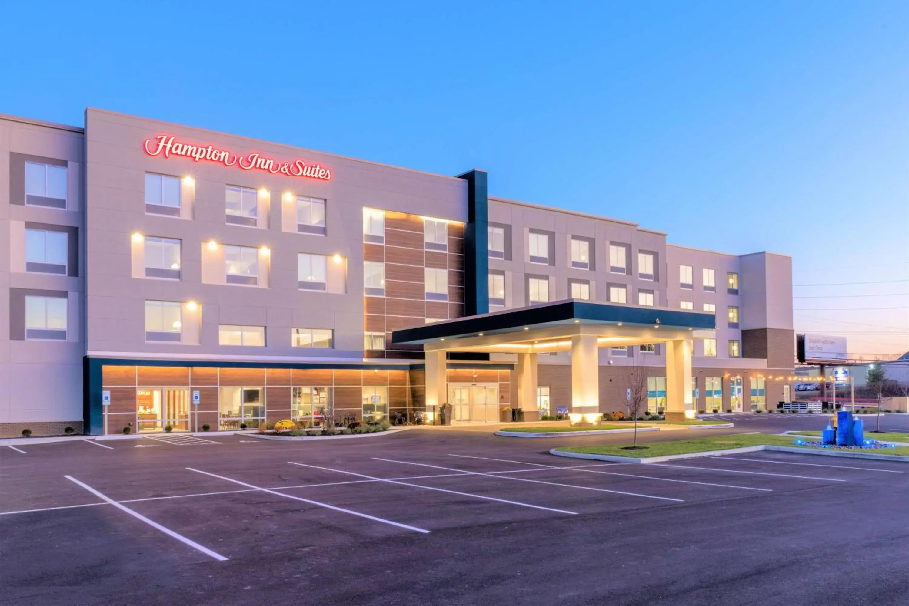 Property building in Hampton Inn & Suites Cincinnati West, Oh Property building in Hampton Inn & Suites Cincinnati West, Oh