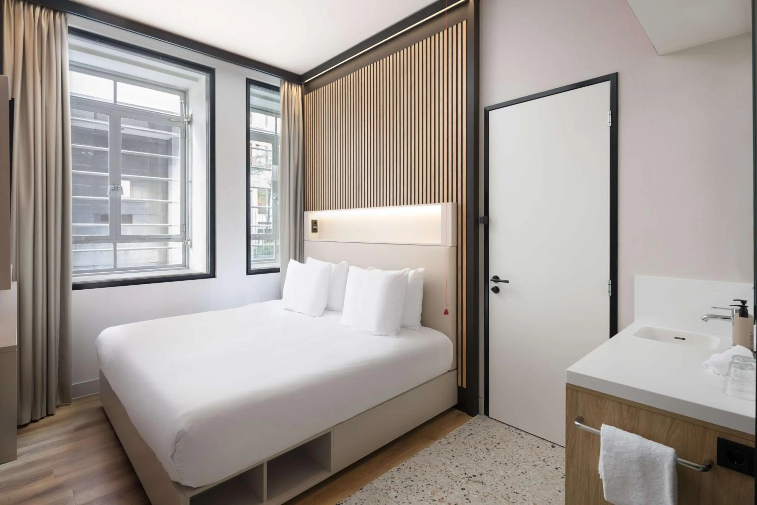 Photo of the whole room, Bed in Motto By Hilton Rotterdam Blaak