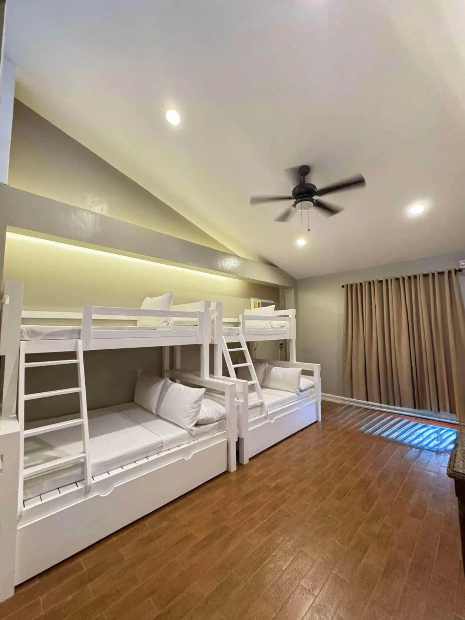 Bedroom, Bed in Red Coco Inn de Boracay