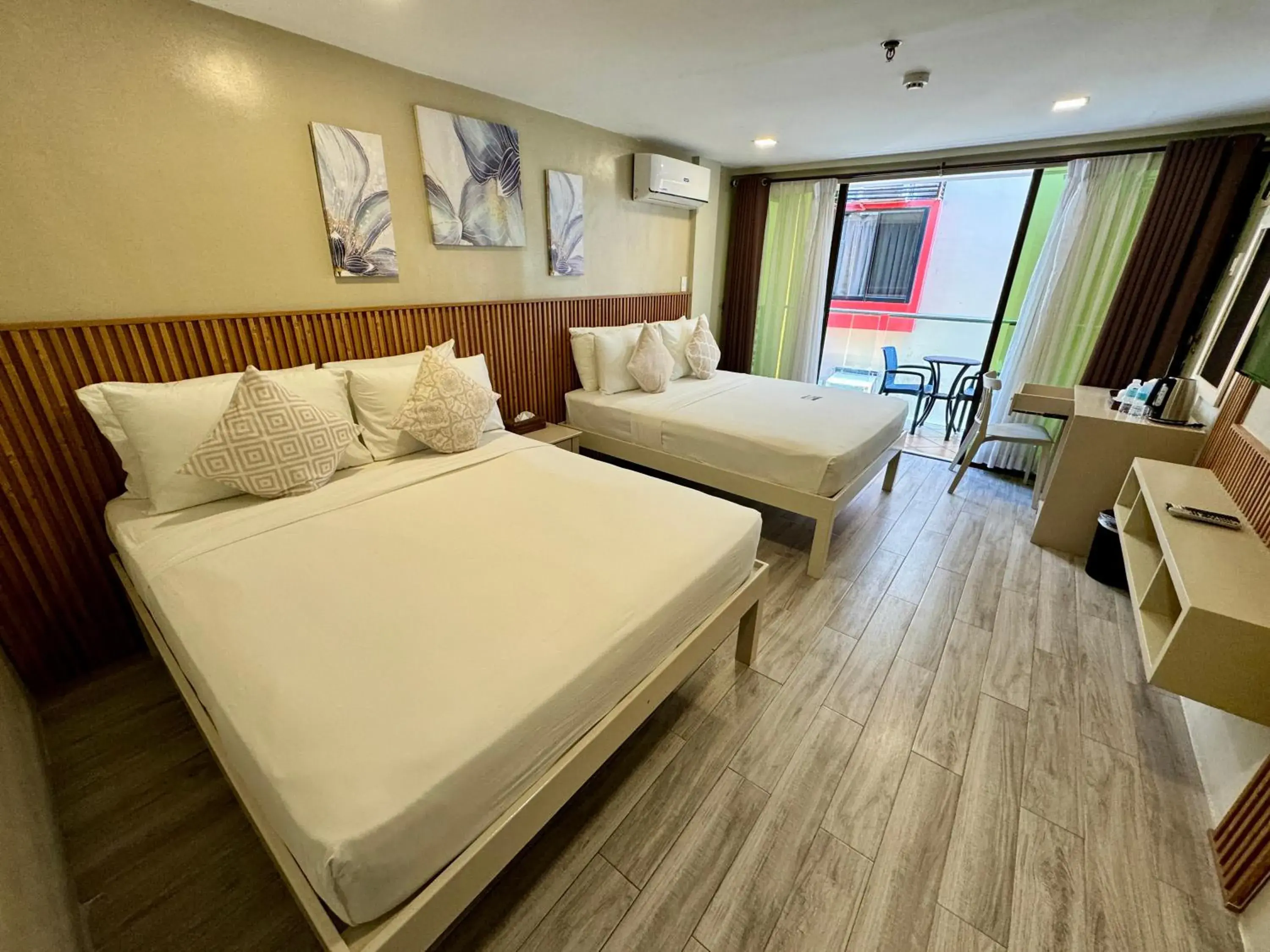 Photo of the whole room, Bed in Red Coco Inn de Boracay Photo of the whole room, Bed in Red Coco Inn de Boracay