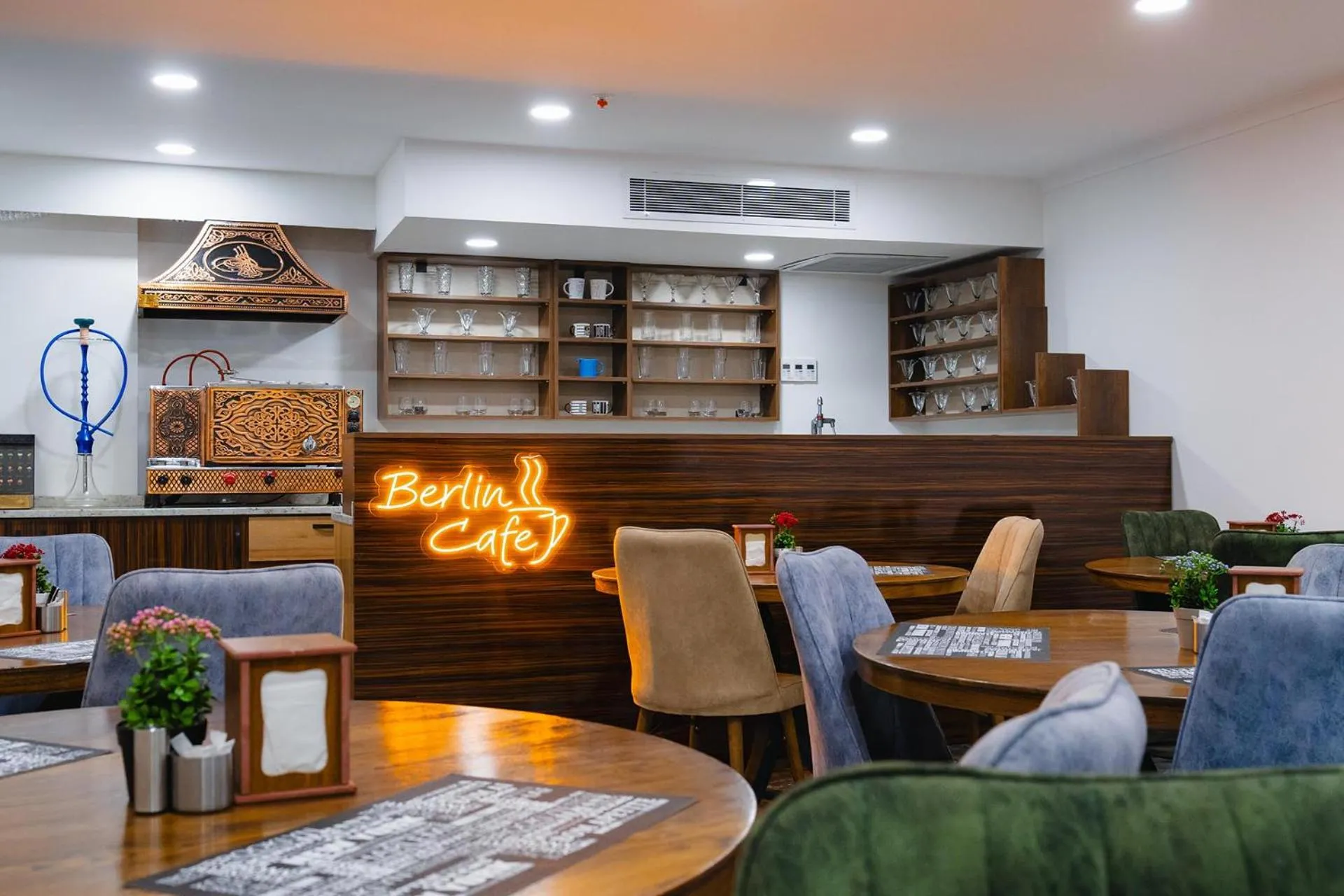 Restaurant/places to eat in Berlin Suite Hotel Trabzon