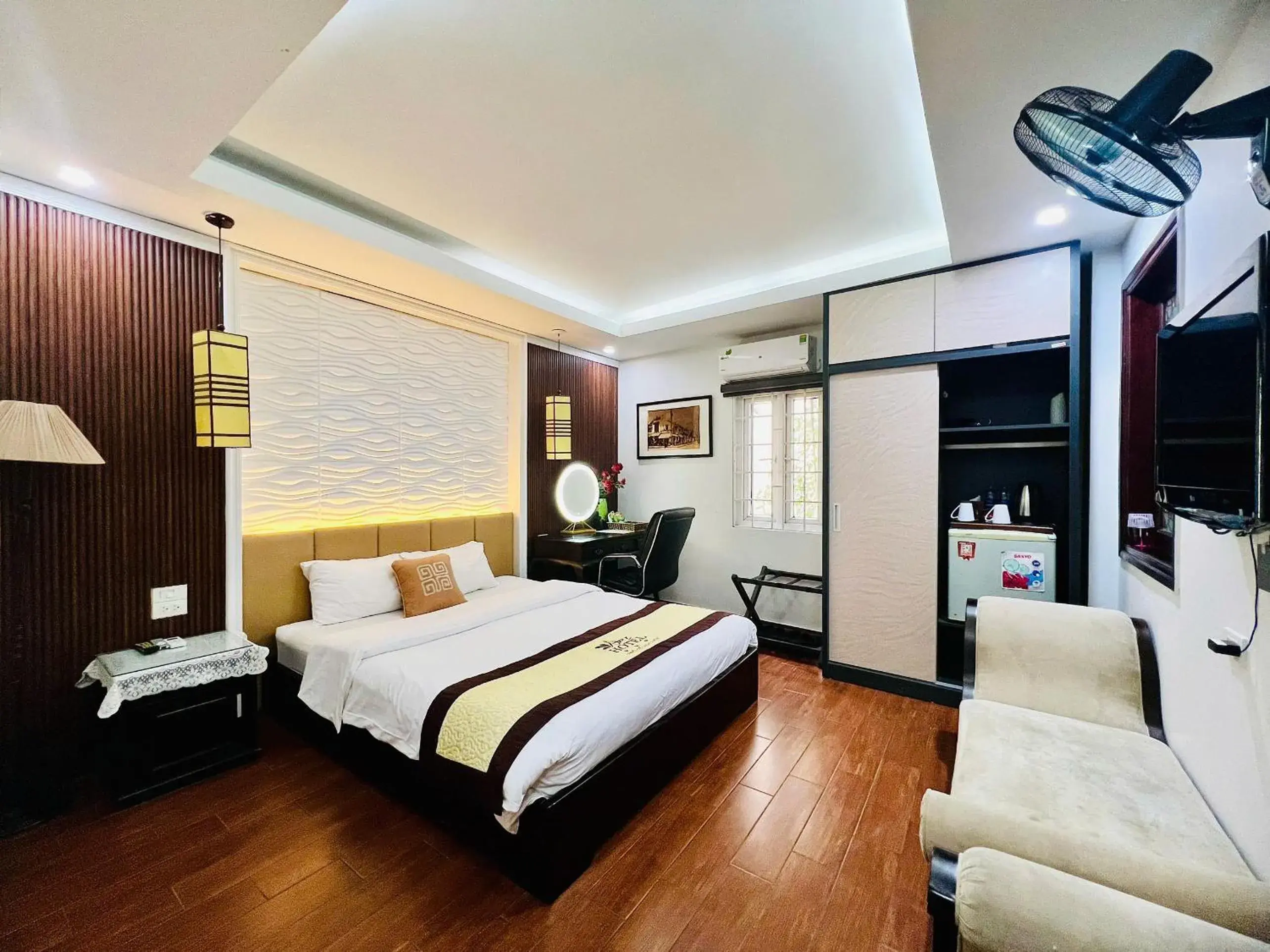 Standard Double Room in Art Hotel Ha Noi Standard Double Room in Art Hotel Ha Noi
