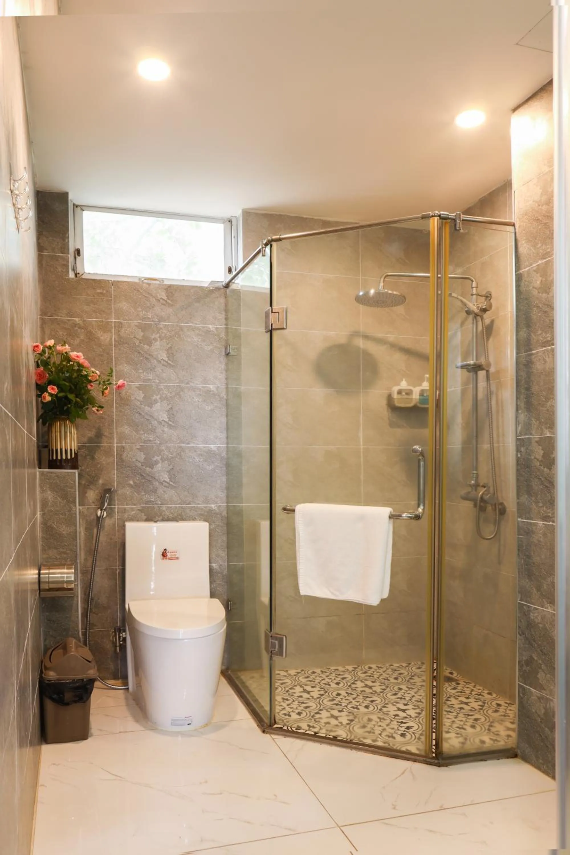 Shower in Art Hotel Ha Noi