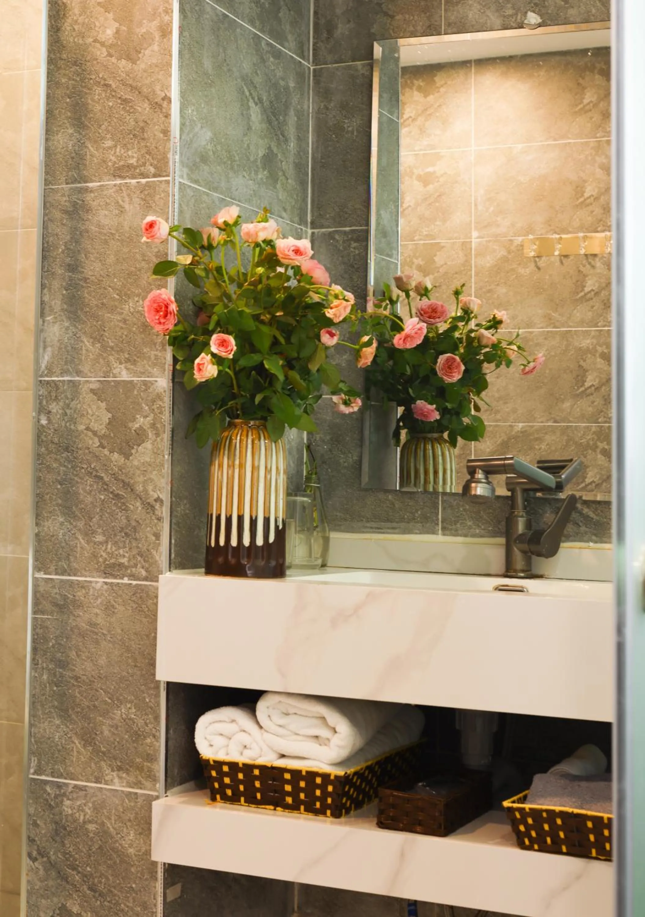 Shower in Art Hotel Ha Noi