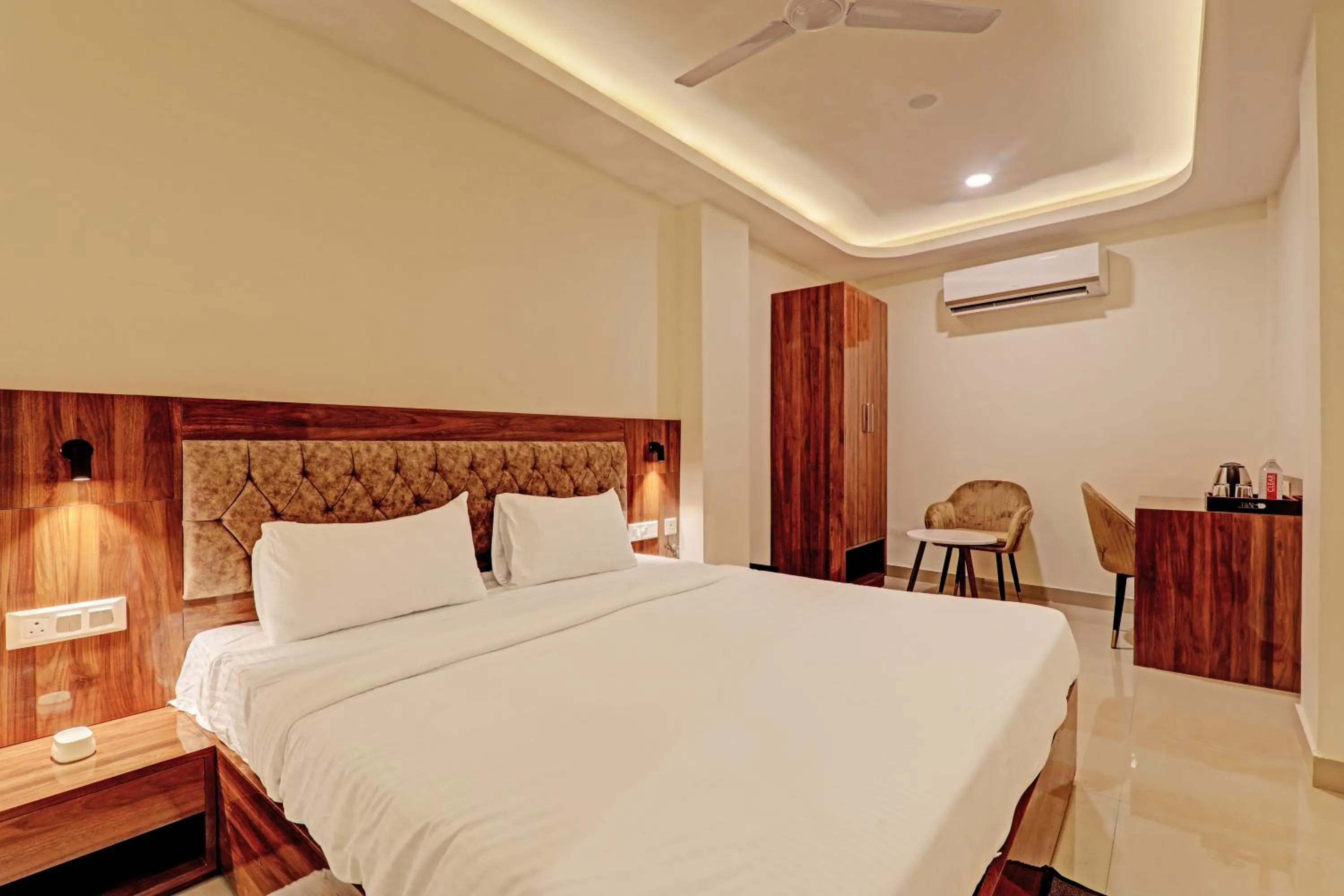Bedroom, Bed in Hotel Heera Grand