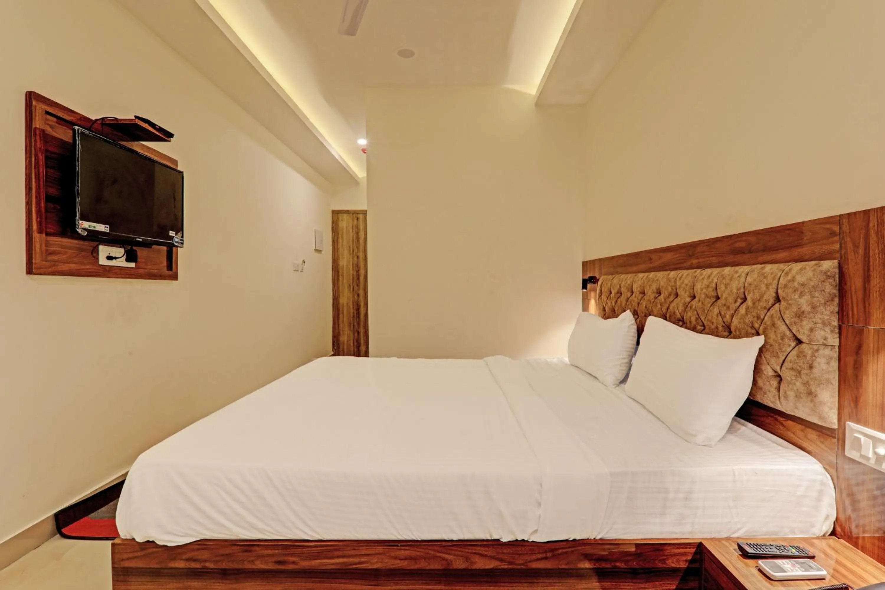 TV and multimedia, Bed in Hotel Heera Grand