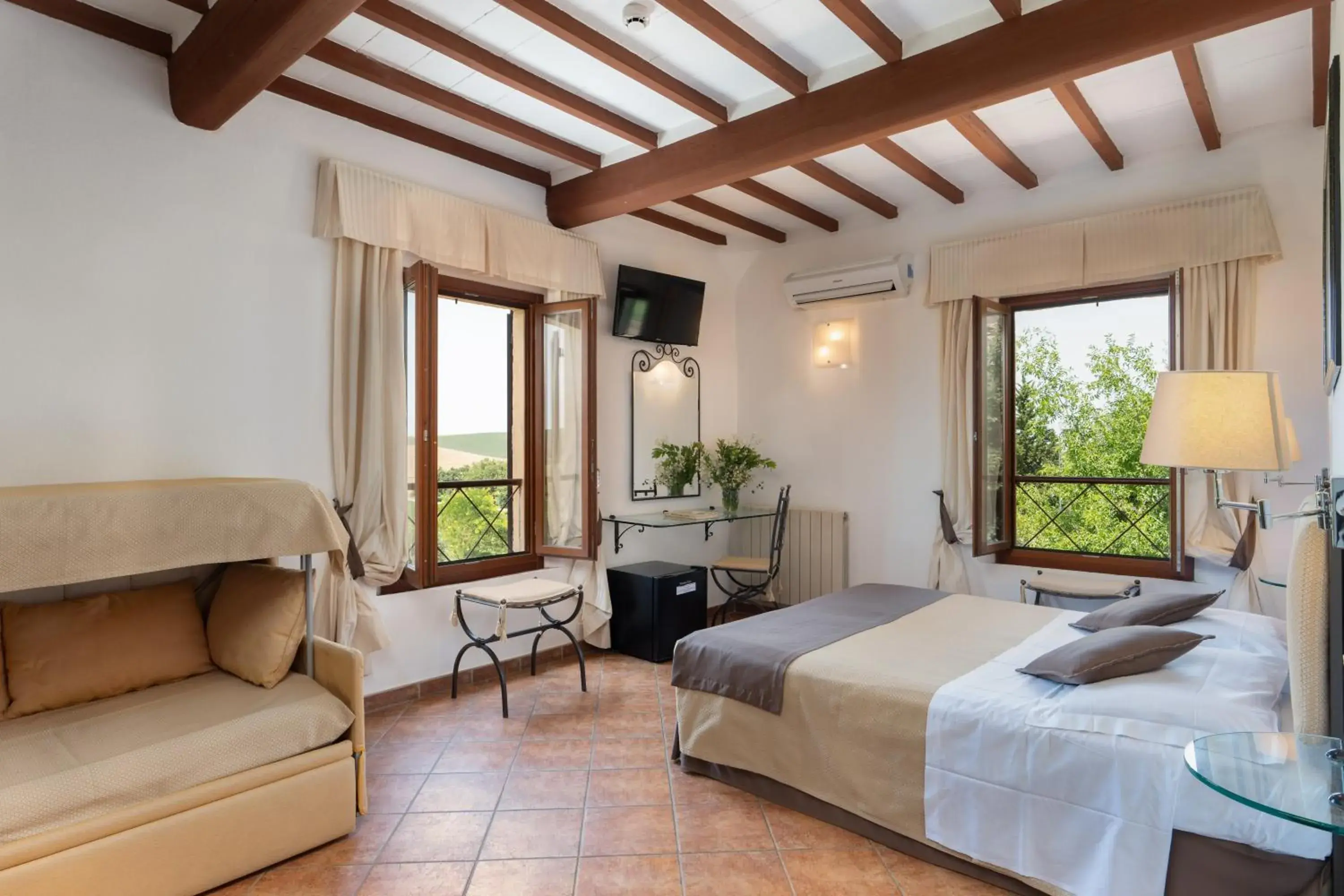 Quadruple Room in Hotel Ristorante Borgo Antico Quadruple Room in Hotel Ristorante Borgo Antico