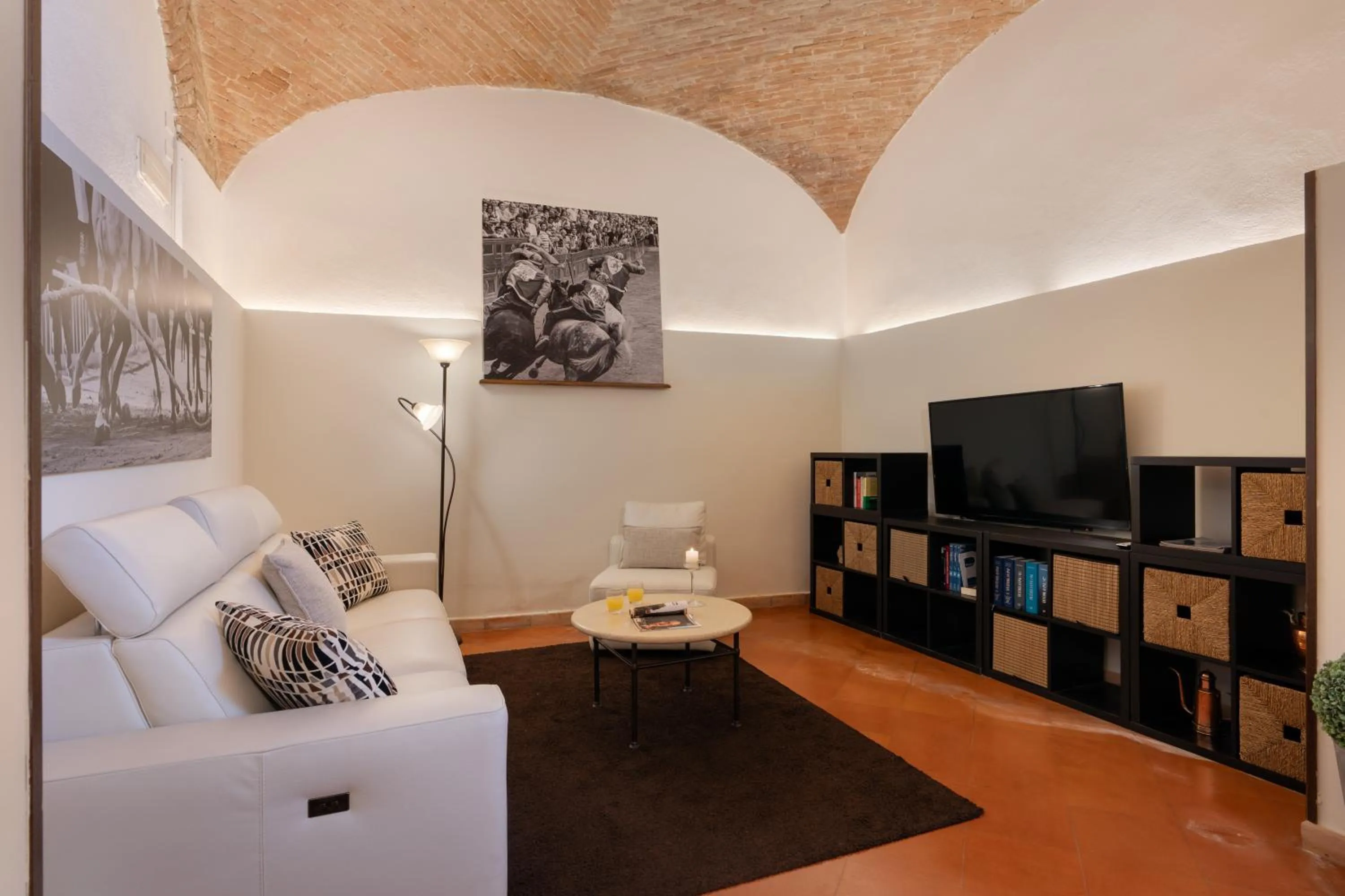 Communal lounge/ TV room in Hotel Ristorante Borgo Antico