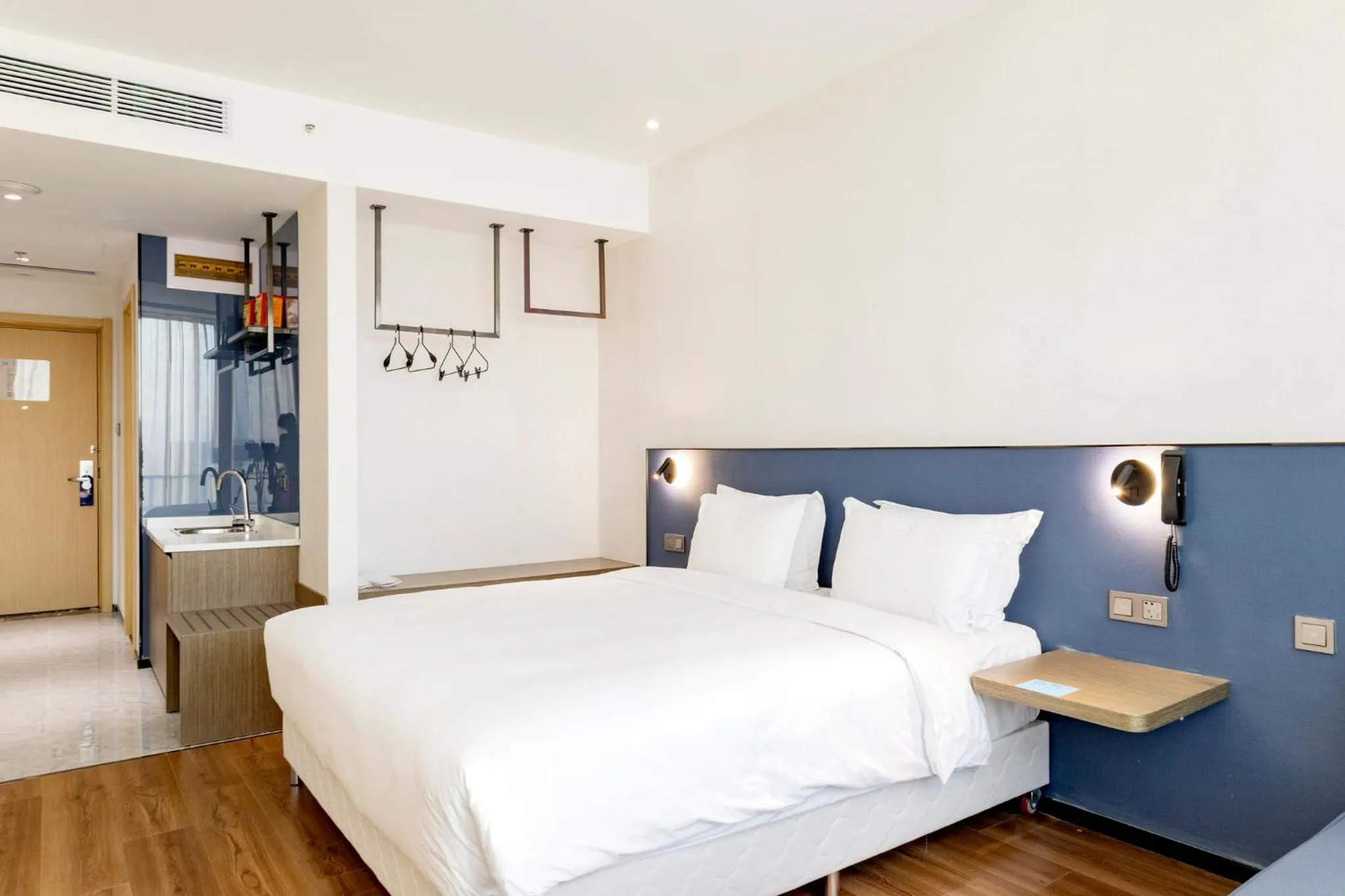 Photo of the whole room, Bed in Holiday Inn Express Lanzhou New Area by IHG