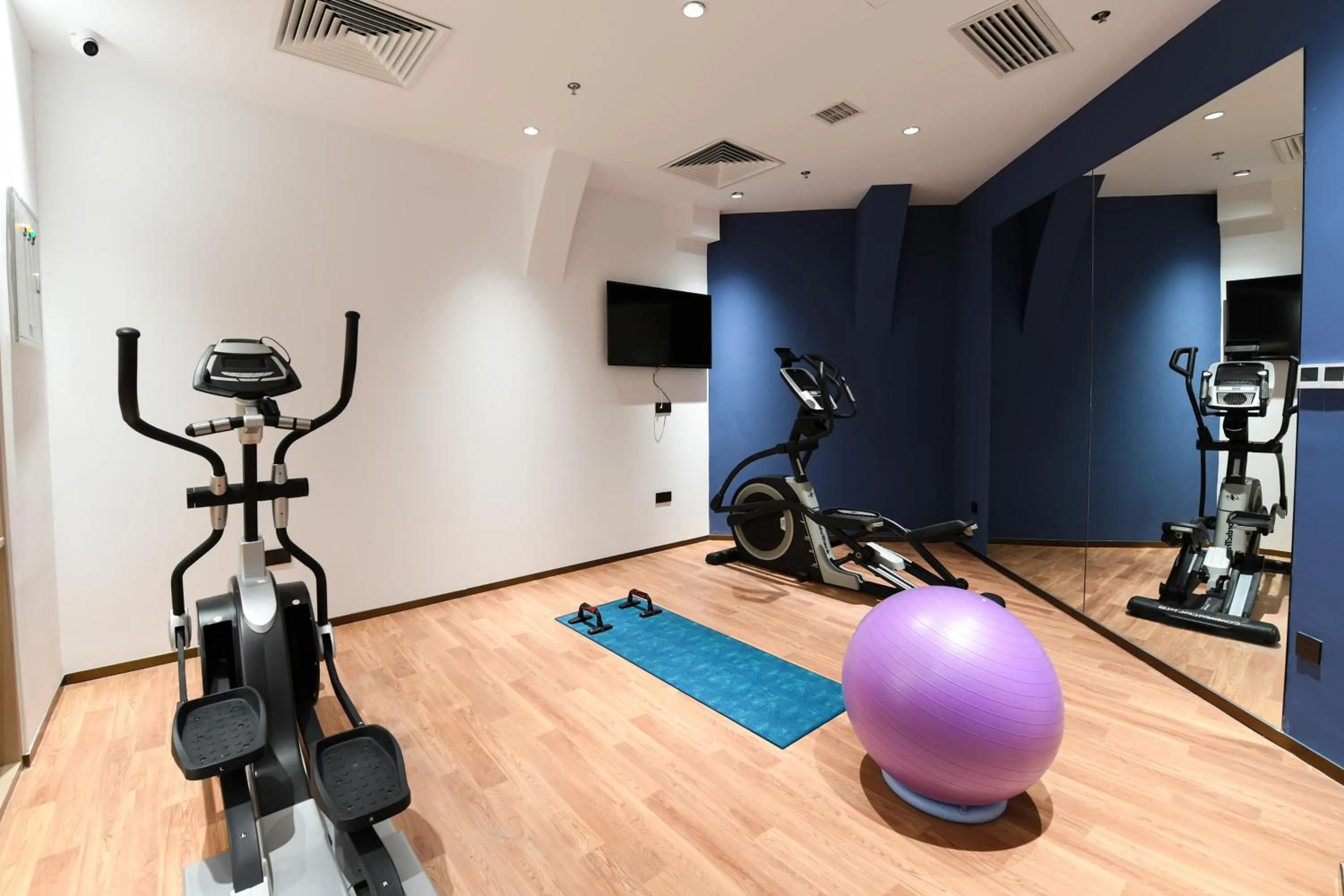 Fitness centre/facilities in Holiday Inn Express Tianjin Binhai by IHG