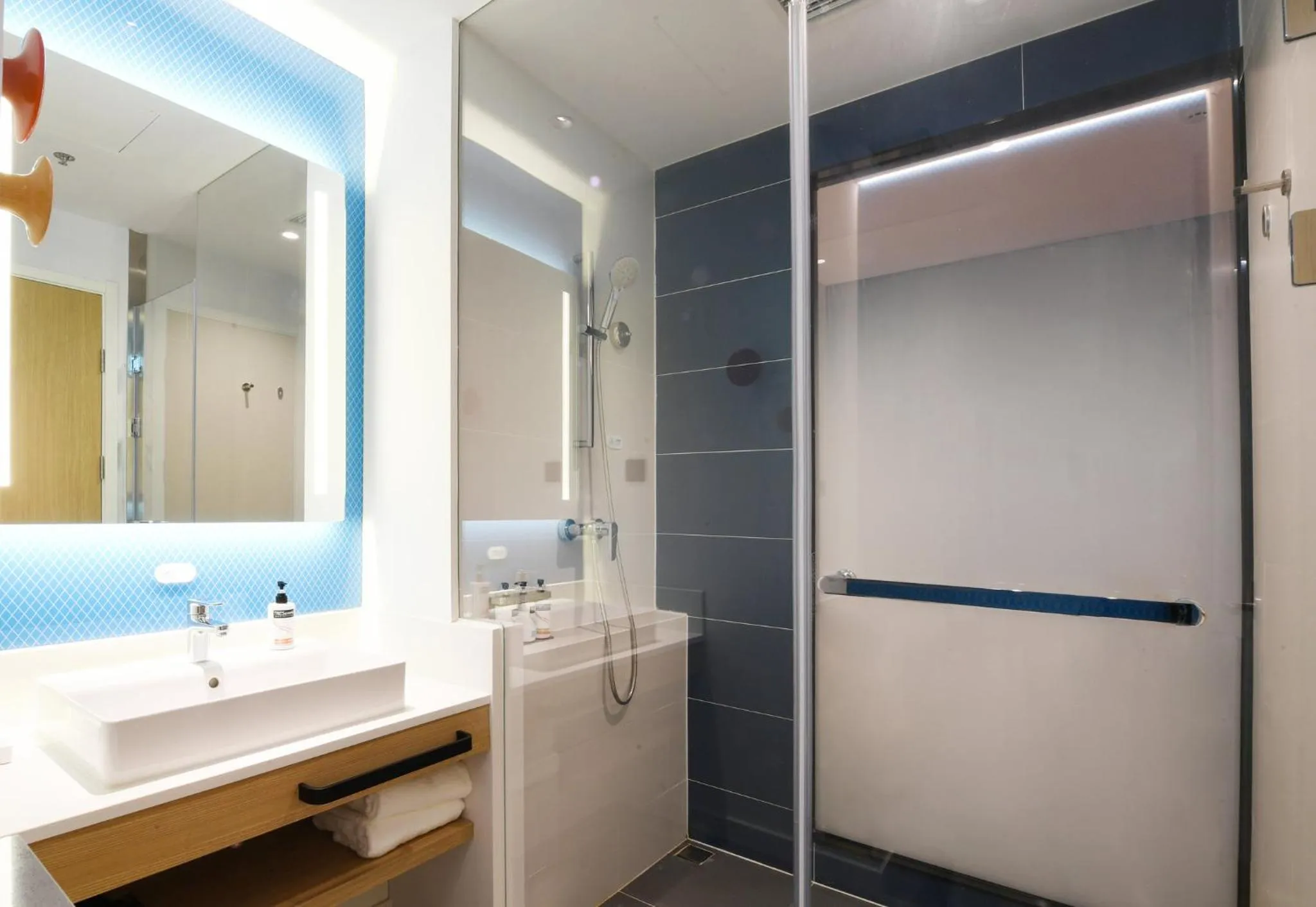 Photo of the whole room in Holiday Inn Express Tianjin Binhai by IHG