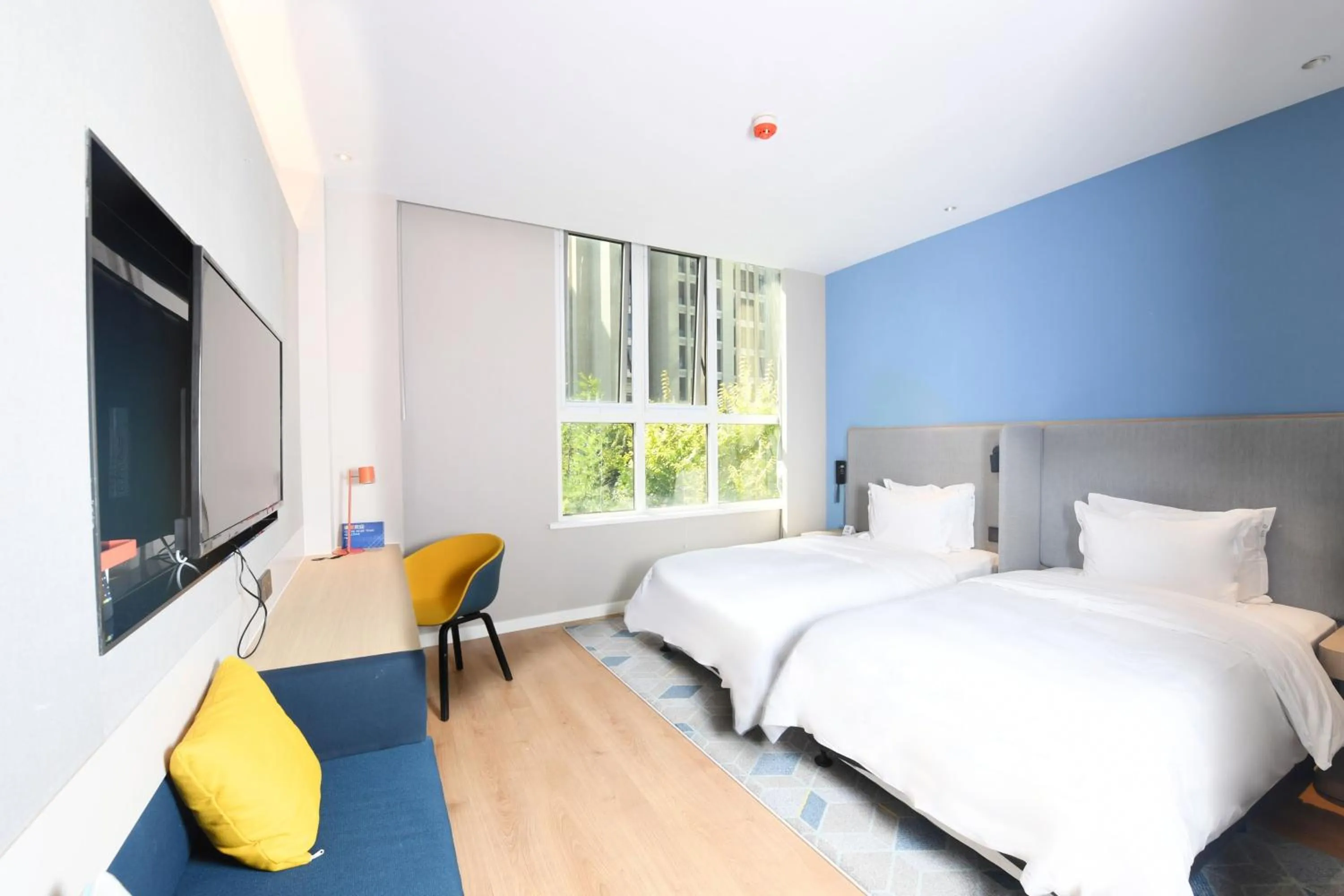 Photo of the whole room, Bed in Holiday Inn Express Tianjin Binhai by IHG