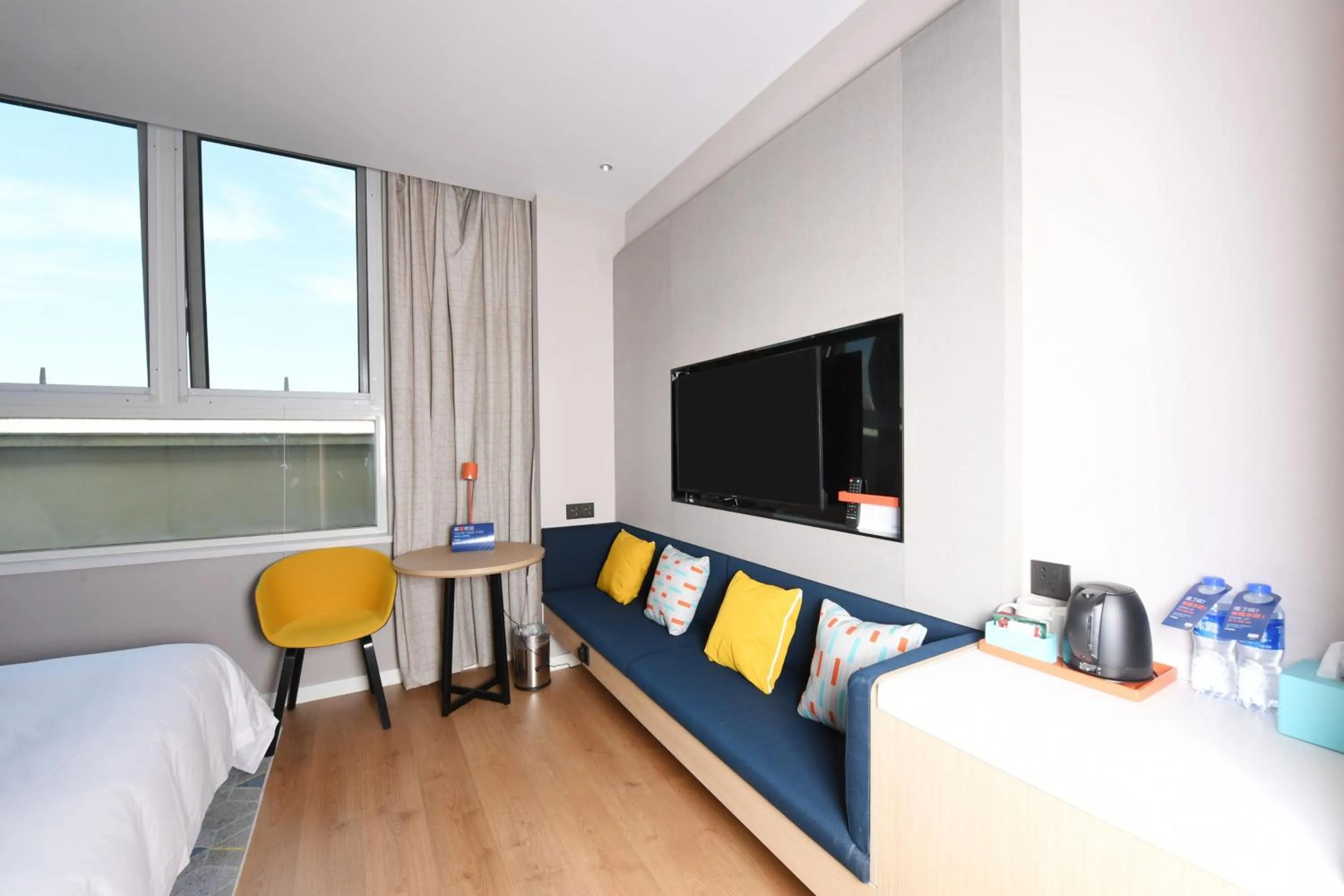 Photo of the whole room, Bed in Holiday Inn Express Tianjin Binhai by IHG