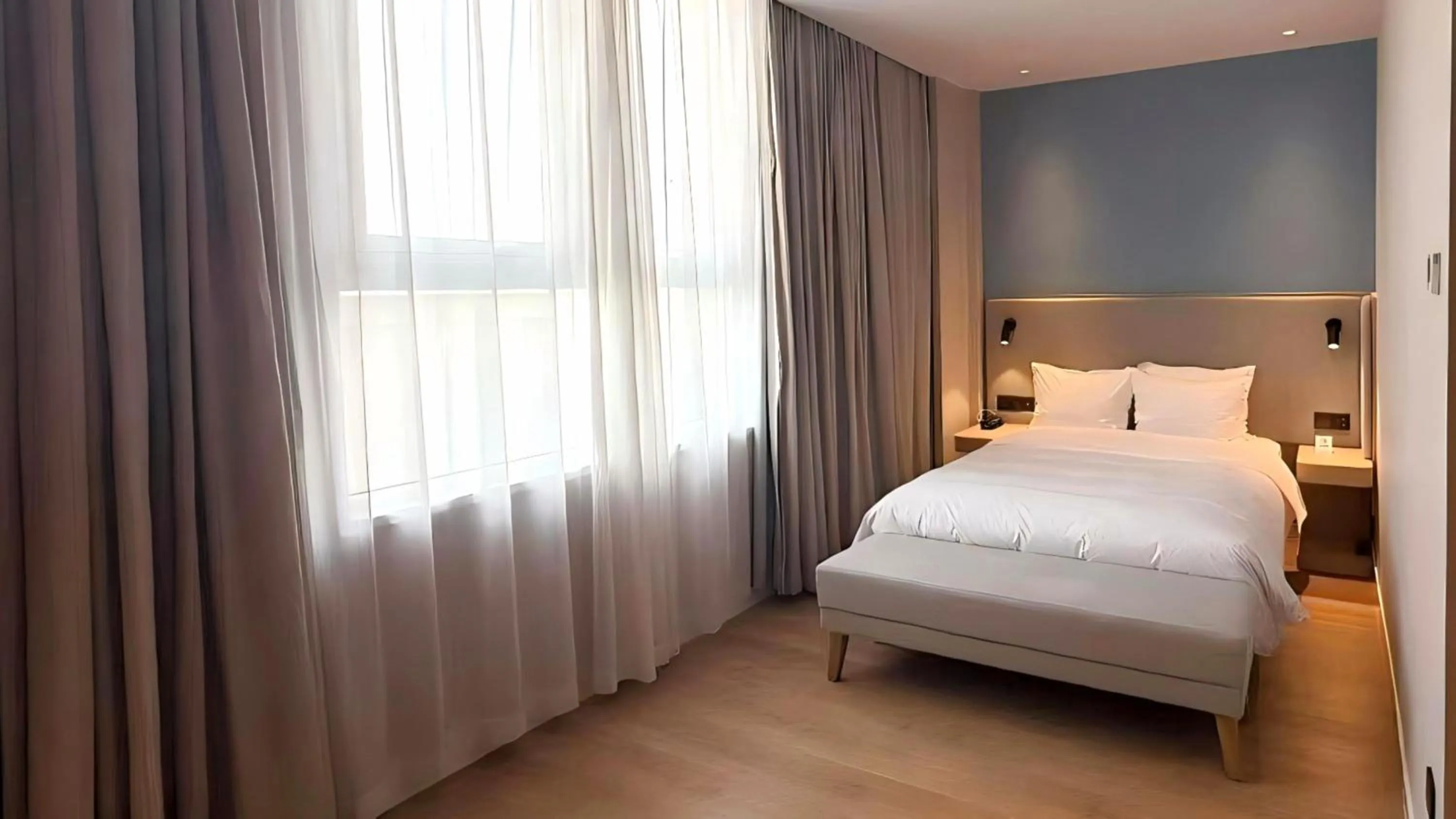 Photo of the whole room, Bed in Holiday Inn Express Tianjin Binhai by IHG