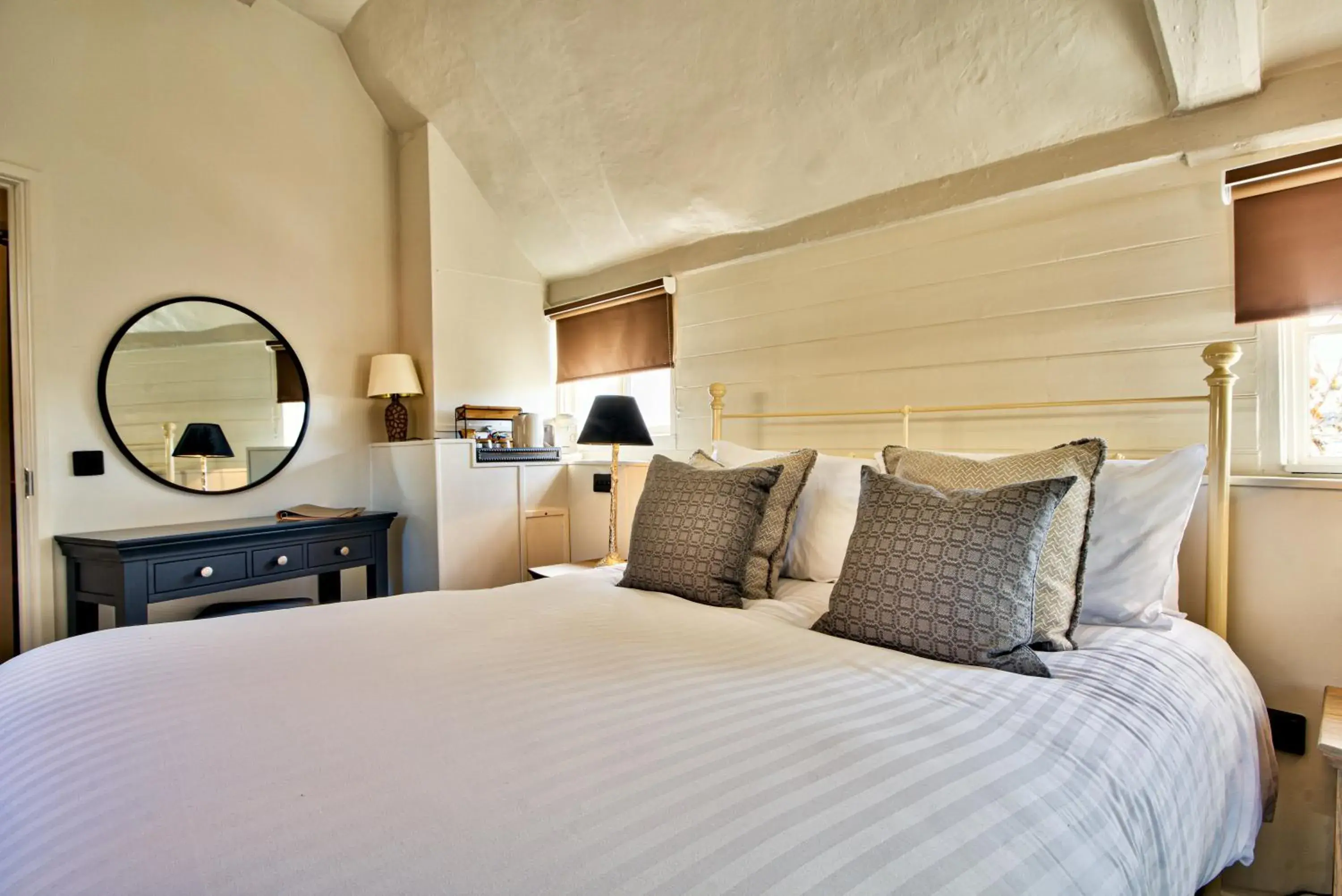 King Room in The Woolpack Inn King Room in The Woolpack Inn