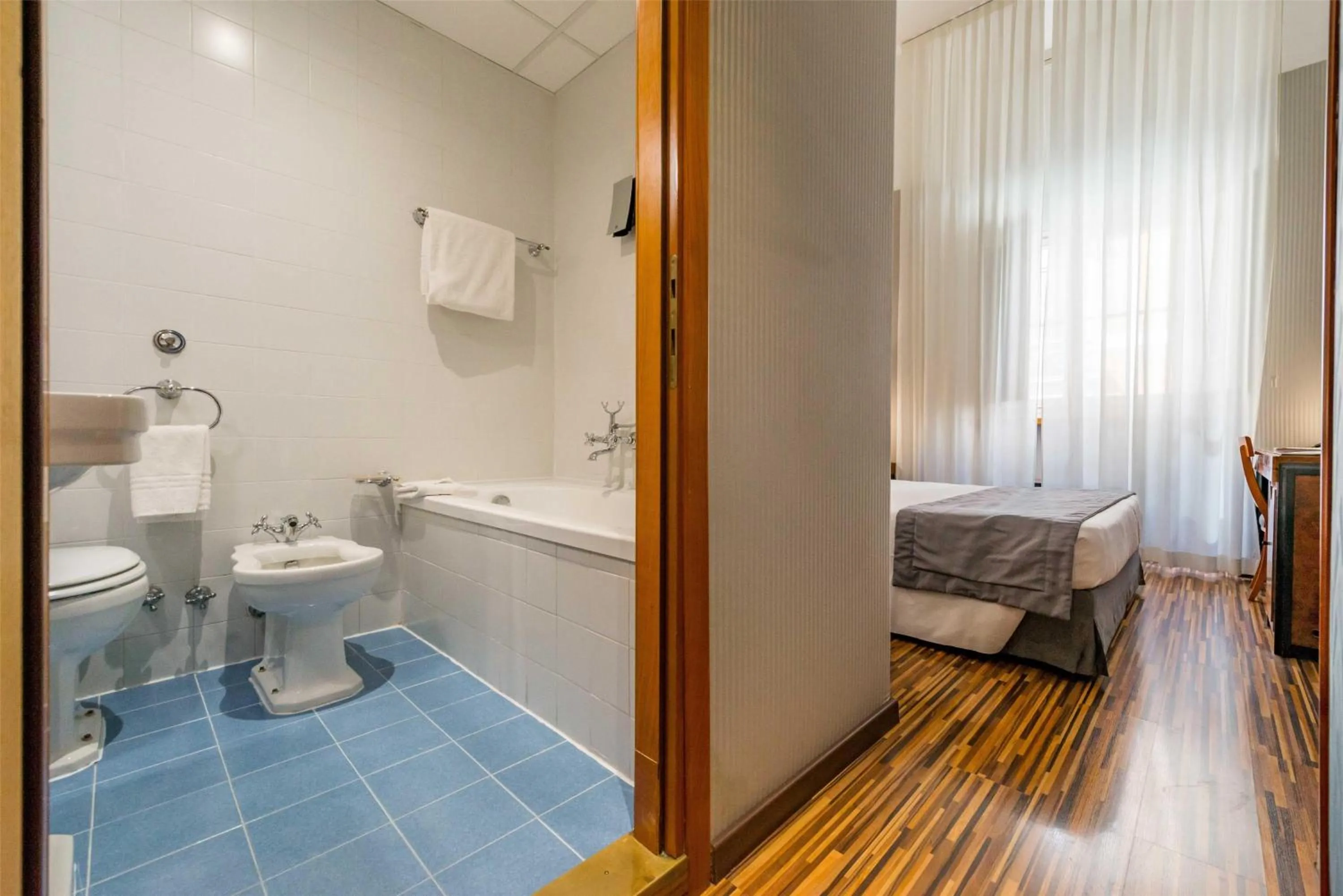 Bathroom, Bed in Best Western Hotel Artdeco