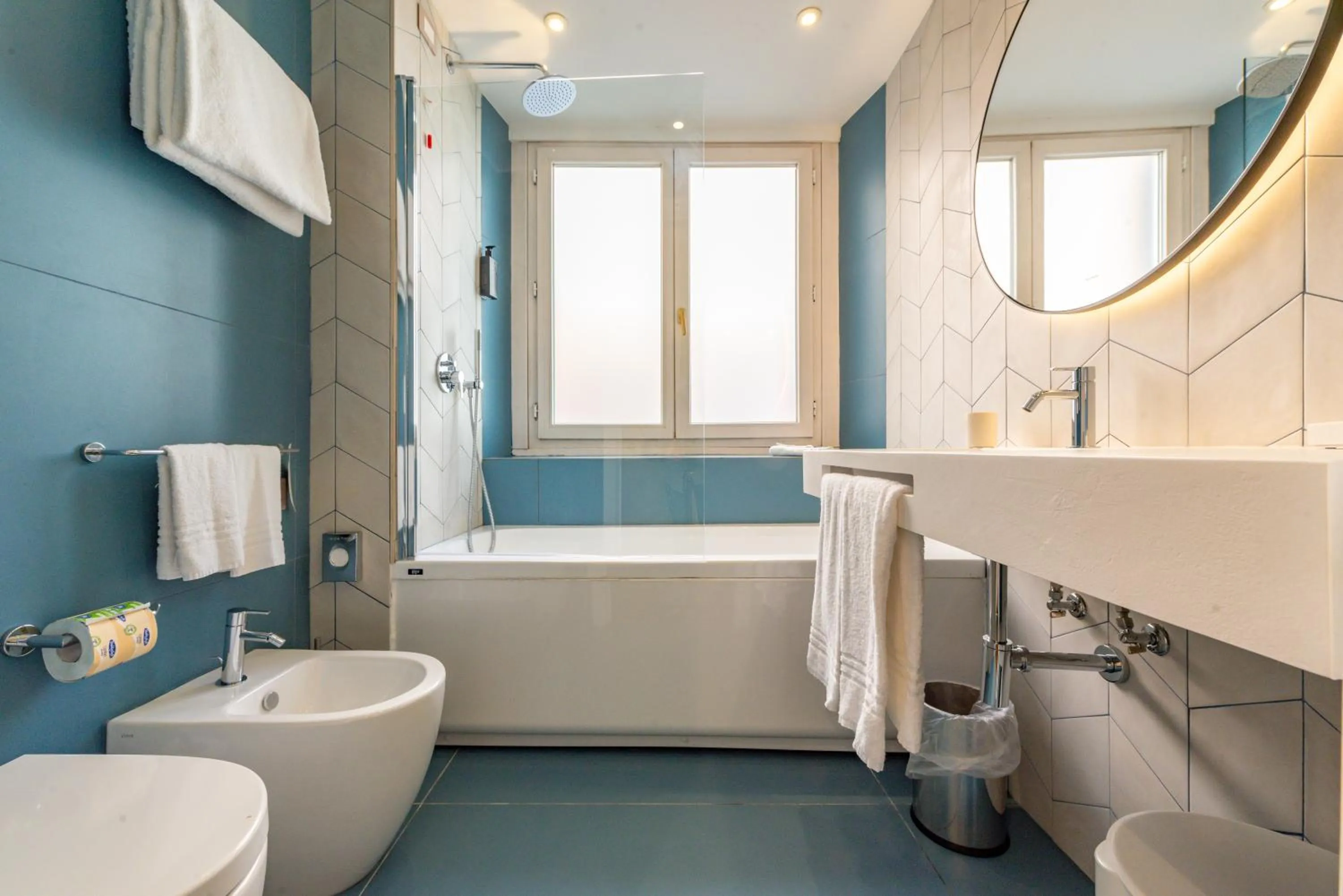 Bath in Best Western Hotel Artdeco