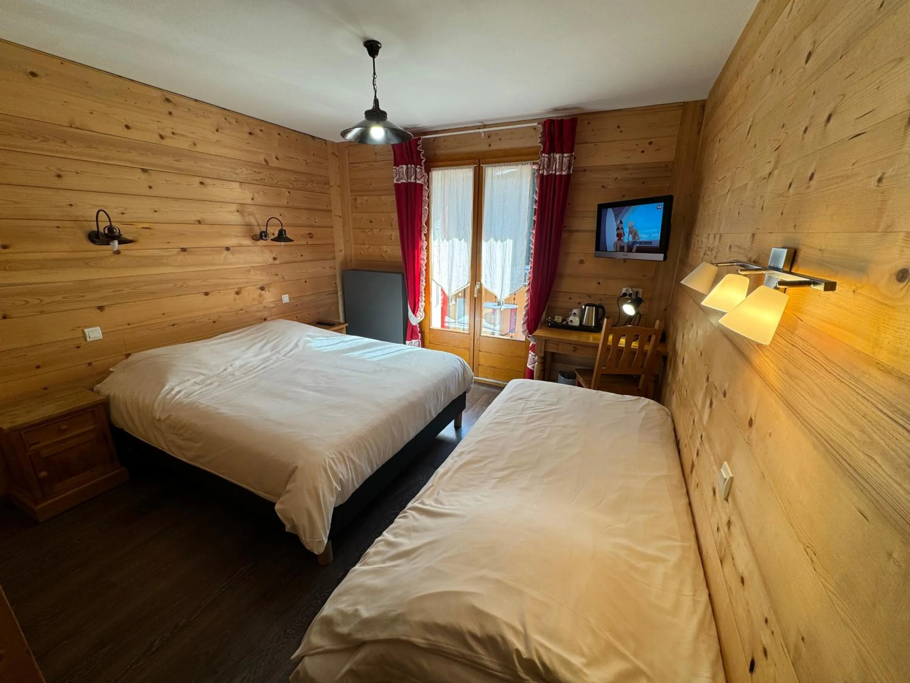 Photo of the whole room, Bed in Le Schuss