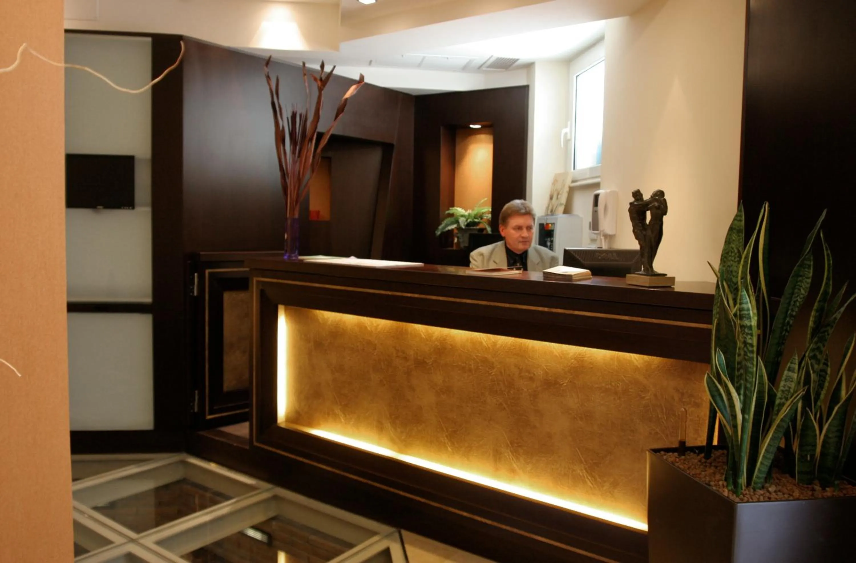 People in Hotel Latinum