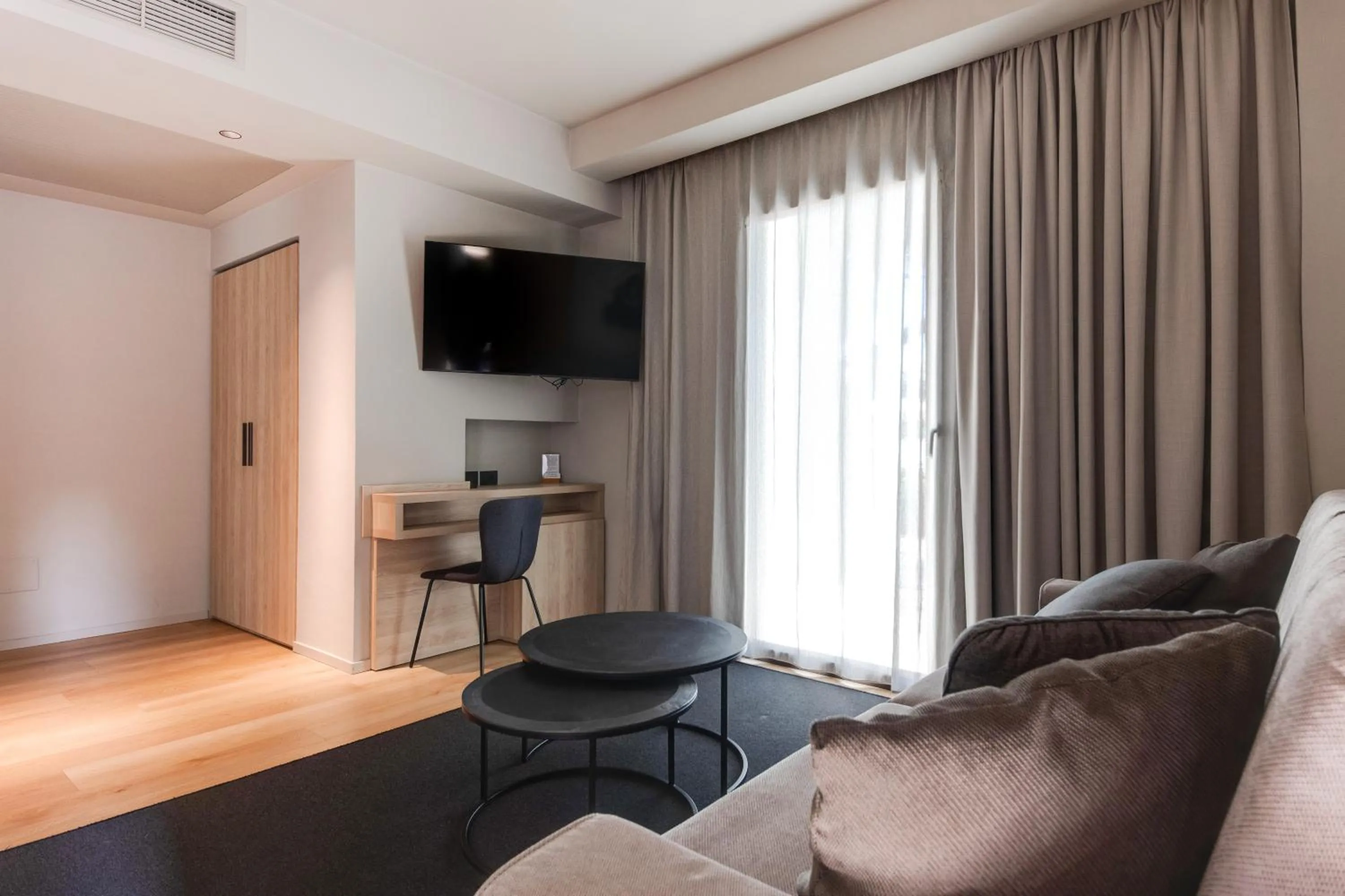 TV and multimedia in Mima Aparthotel Boutique & Spa