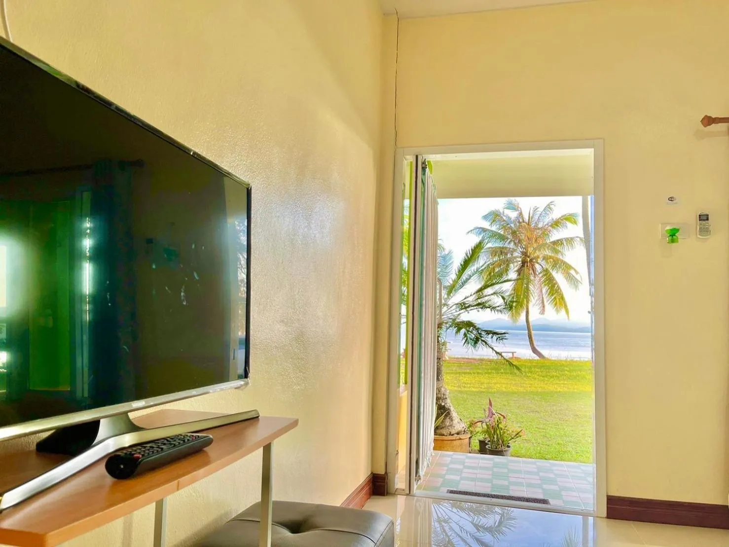 Communal lounge/ TV room in Ava Beach Pakbara