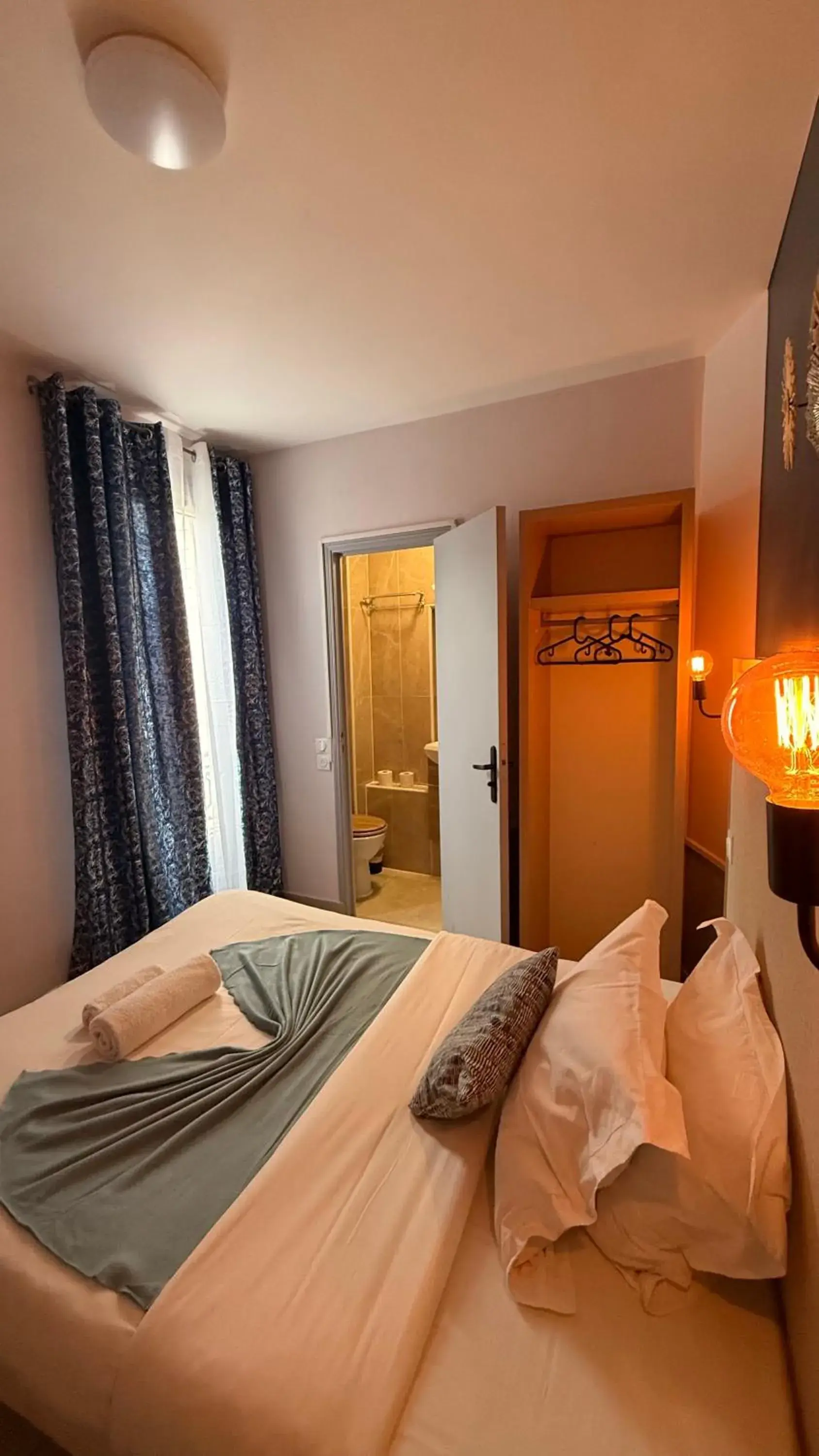 Bed in Hôtel de Choisy Bed in Hôtel de Choisy