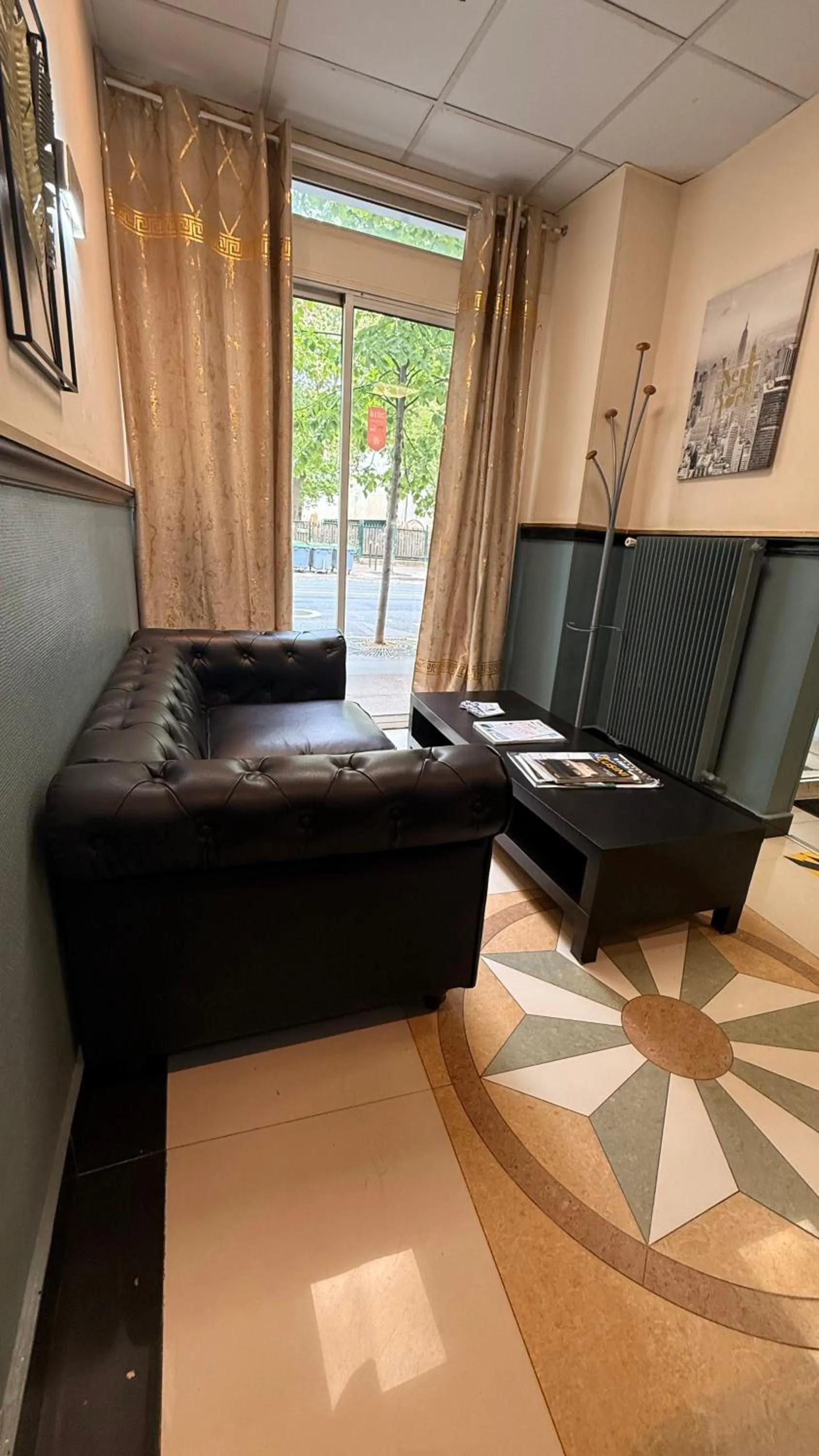 Communal lounge/ TV room in Hôtel de Choisy