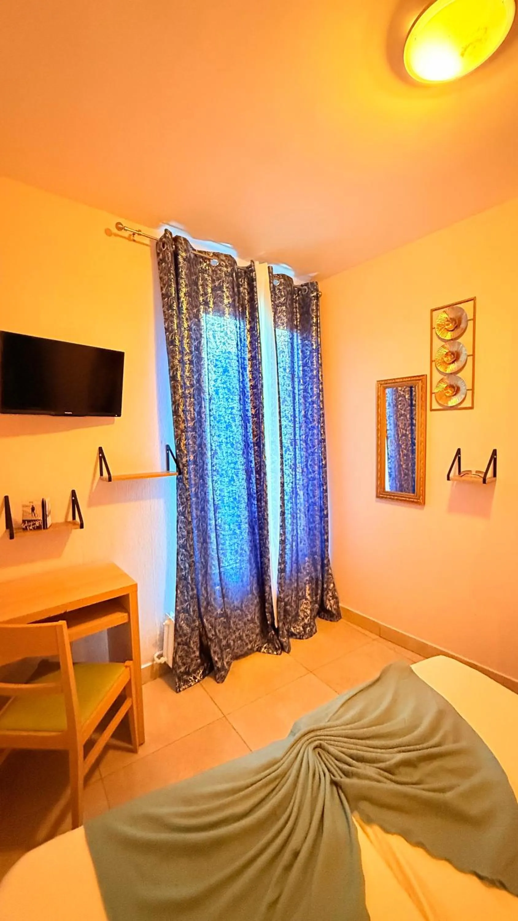 Communal lounge/ TV room in Hôtel de Choisy