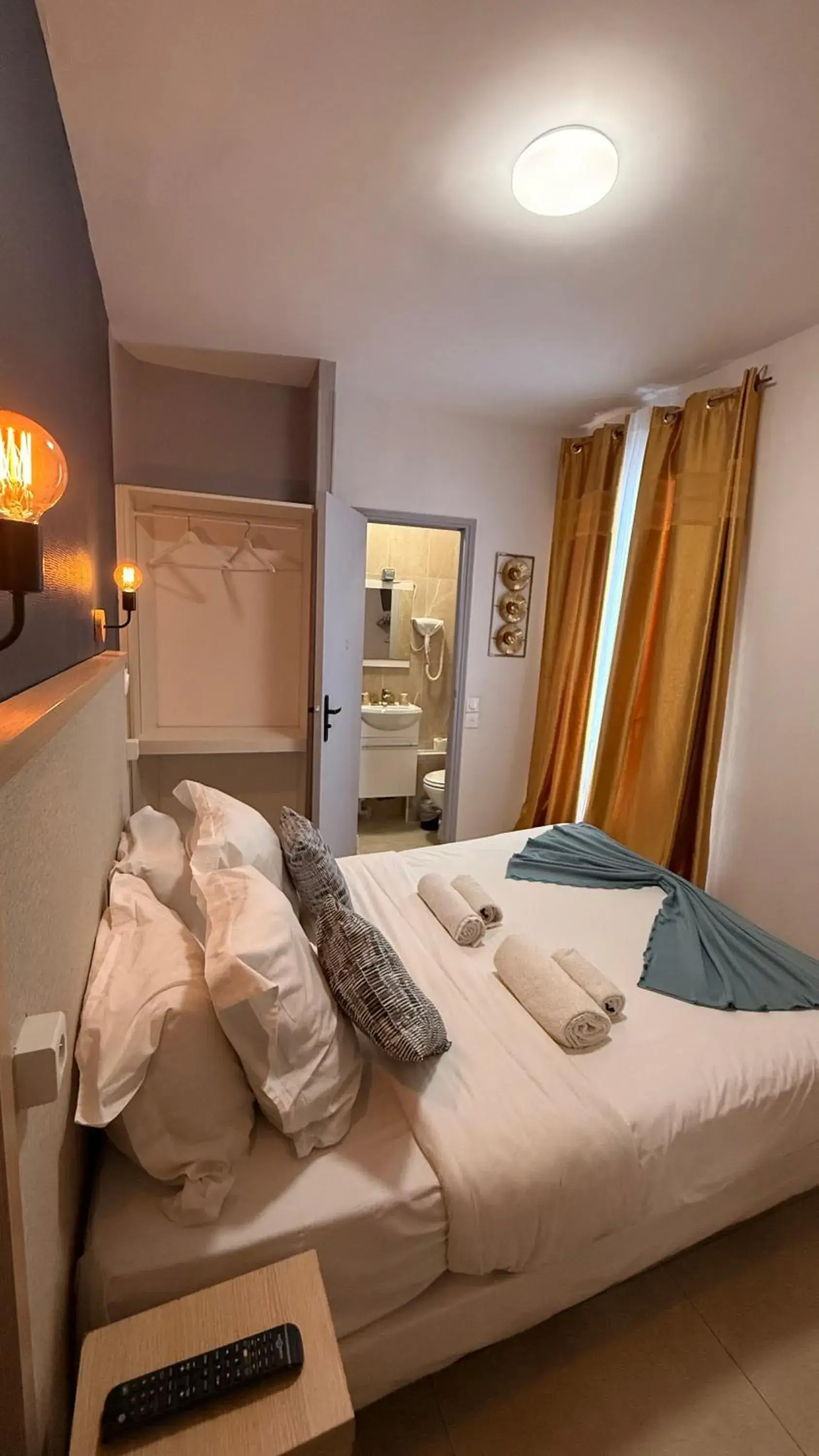 Bed in Hôtel de Choisy Bed in Hôtel de Choisy