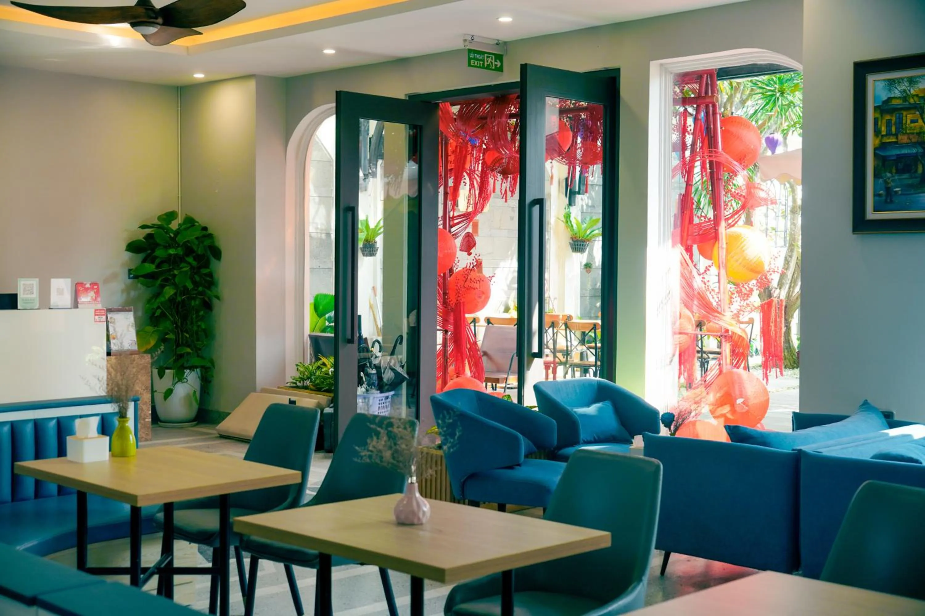 Restaurant/places to eat in Le Cap Gym Hotel & Apartments