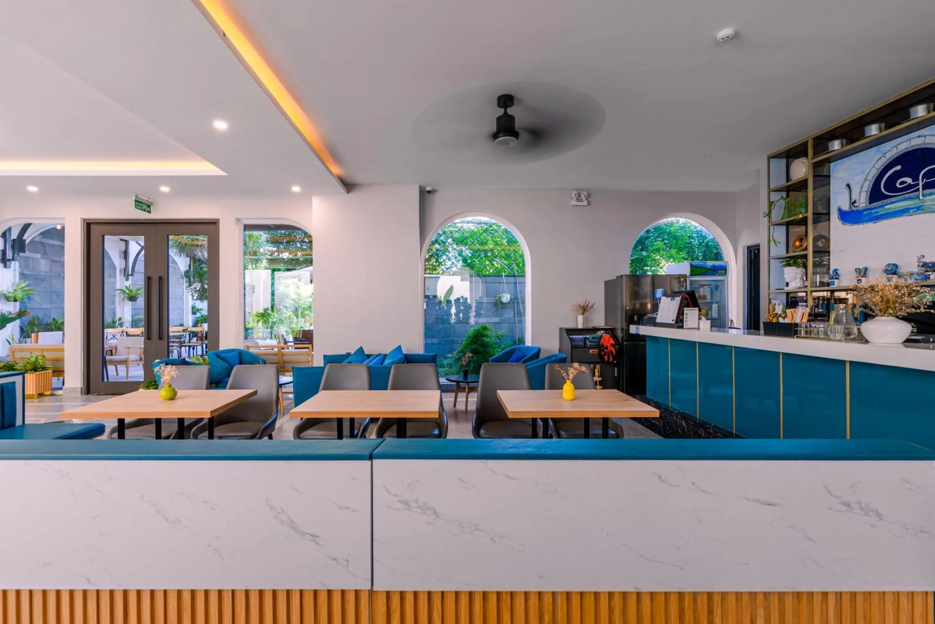 Restaurant/places to eat in Le Cap Gym Hotel & Apartments