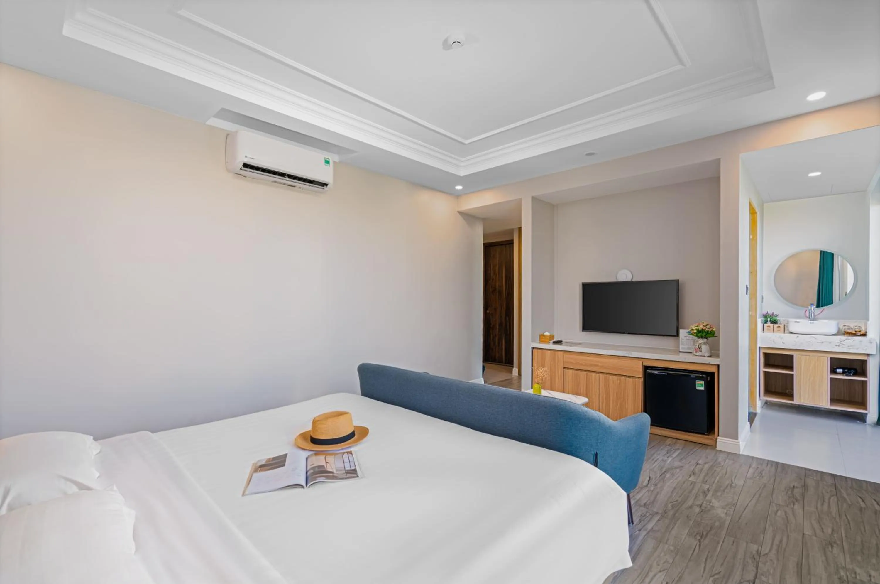 Communal lounge/ TV room, Bed in Le Cap Gym Hotel & Apartments