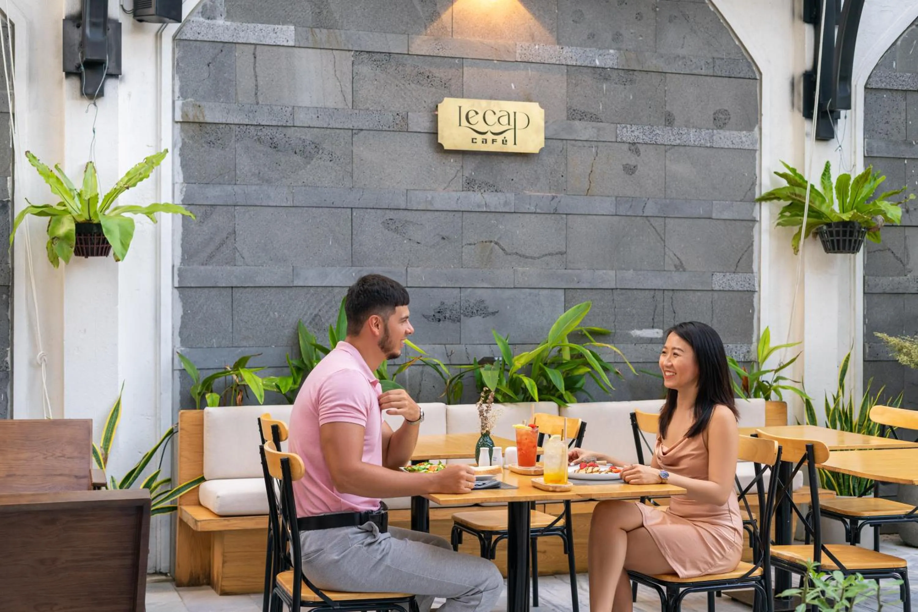 Restaurant/places to eat in Le Cap Gym Hotel & Apartments