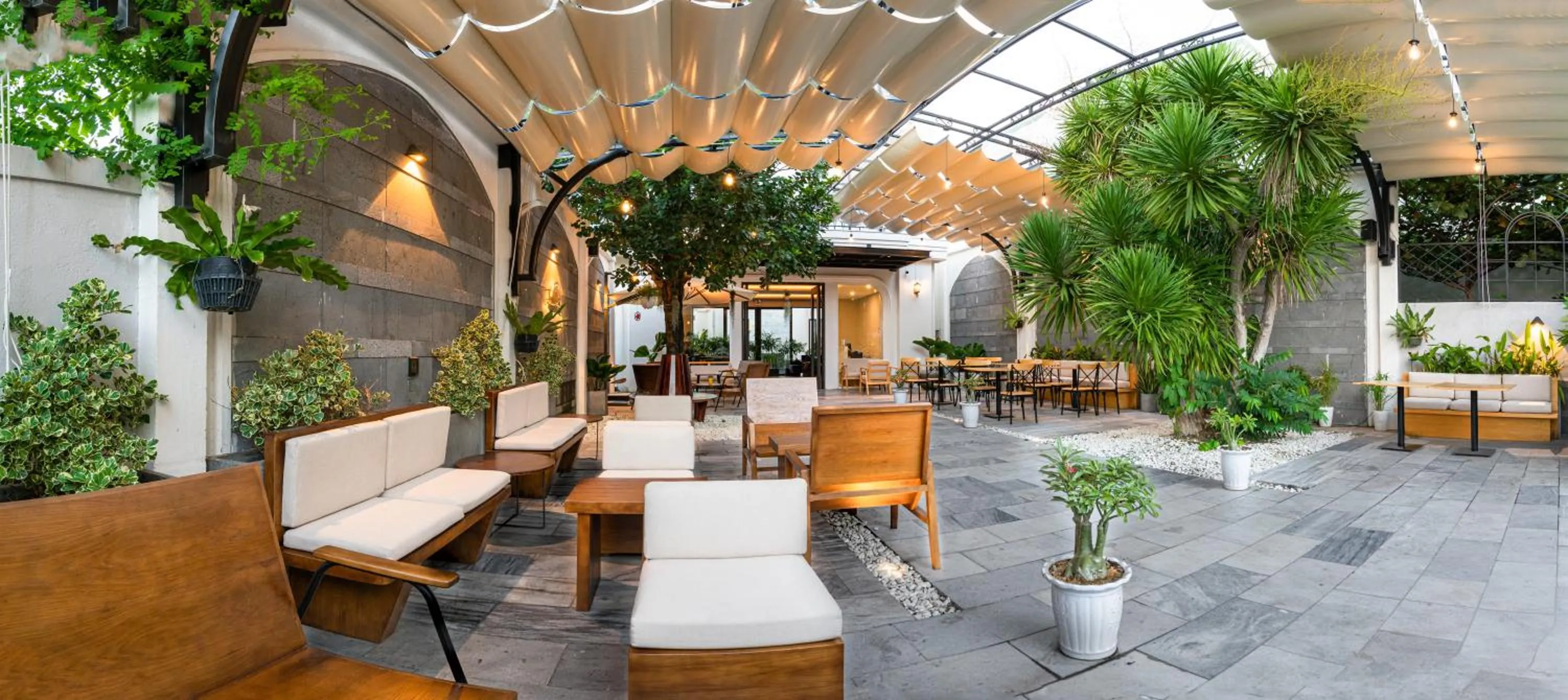 Restaurant/places to eat in Le Cap Gym Hotel & Apartments