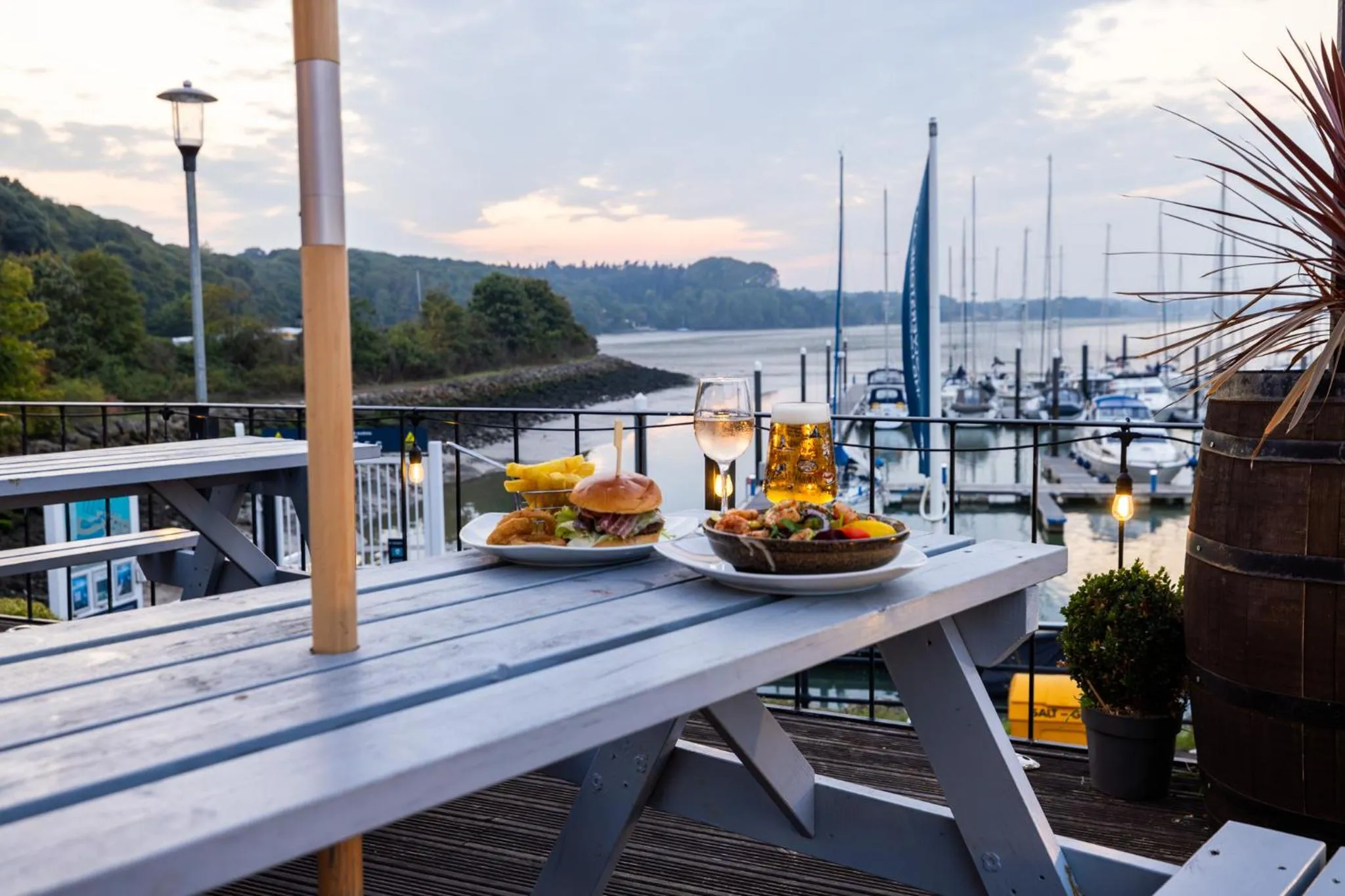 Restaurant/places to eat in Woolverstone Marina and Lodge Park